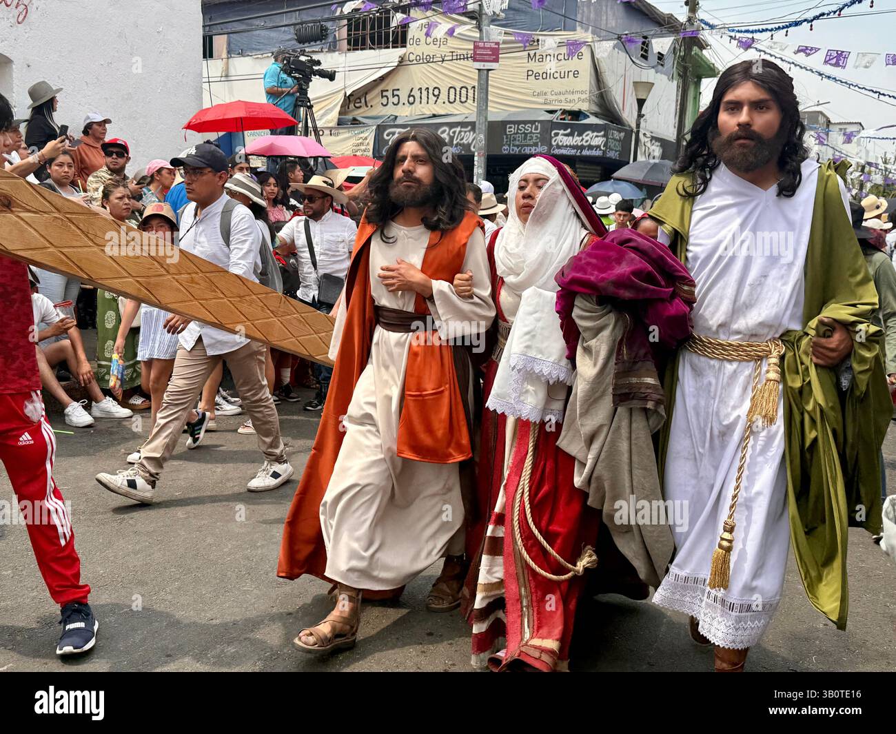 Nachstellung der Passion Christi in Iztapalapa, Mexiko-Stadt, während des Heiligen Osterfreitags. Diese Tradition geht auf das Jahr 1843 zurück und umfasst über 5.000 lokale Freiwillige und viele treue Amateurdarsteller. Stockfoto