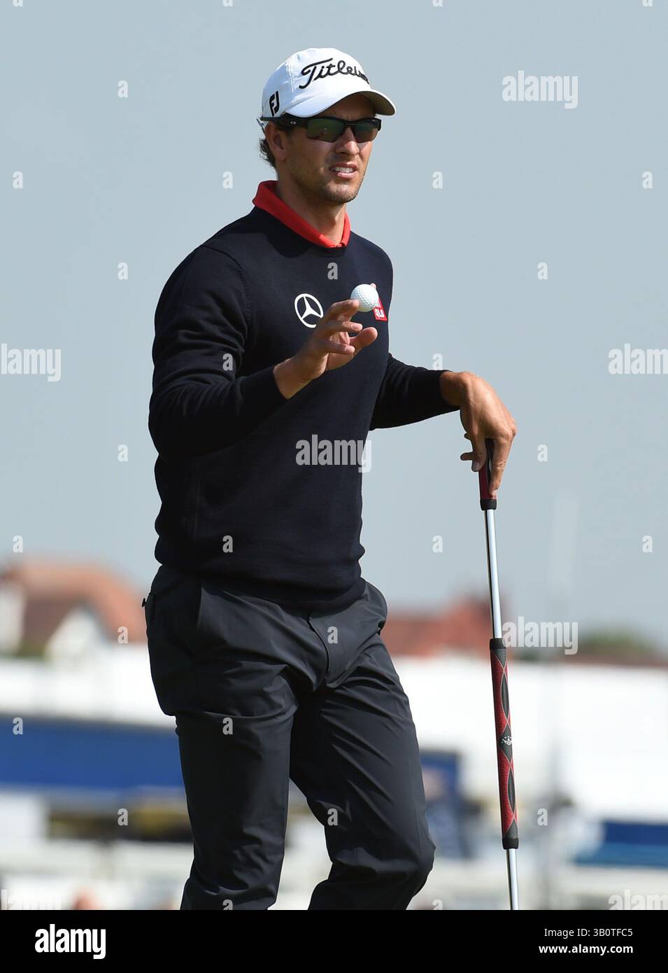 Juli 2014; Wirral, Merseyside, GBR; Adam Scott grüßt die Menge auf dem 6. Green während seiner zweiten Runde bei der 143. Open Championship im Royal Liverpool Golf Club. Stockfoto