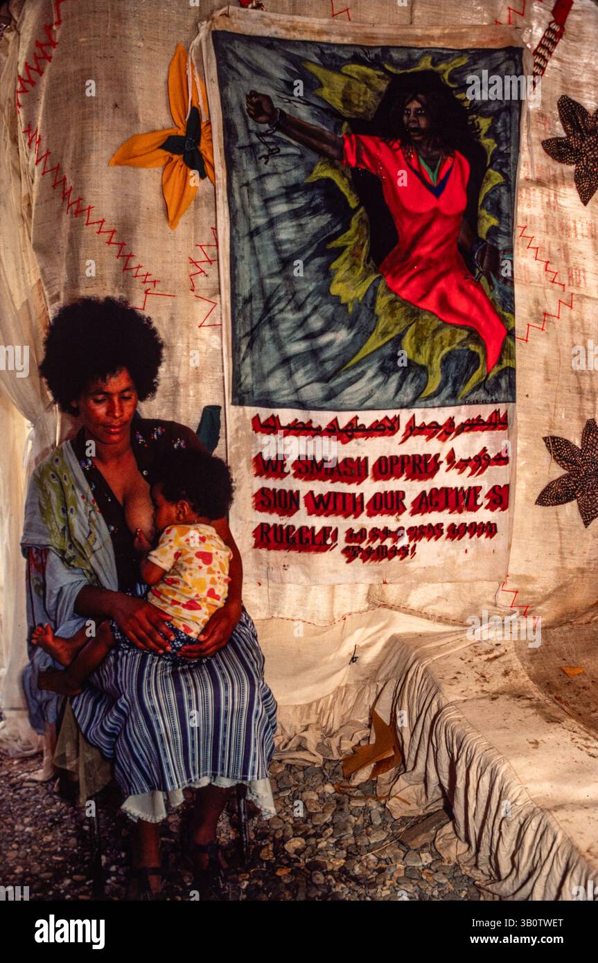 Eine junge Mutter stillt ihr Baby in einer ERA-Klinik in Gerger, Eritrea, Mai 1993 Stockfoto