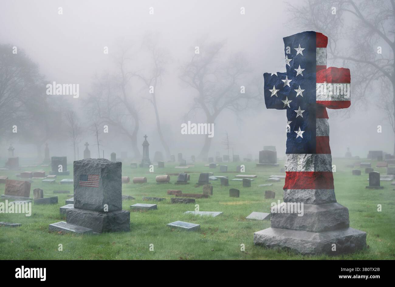 Das amerikanische Flaggenkreuz-Denkmal auf dem Friedhof am nebeligen Tag – Symbol für Patriotismus, Glauben und Erinnerung Stockfoto