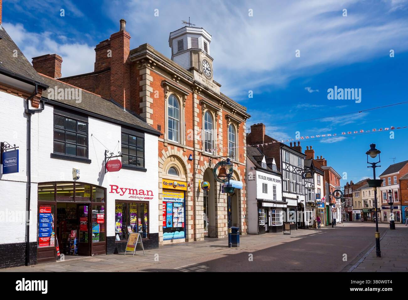 Fußgängerzone mit traditionellen Geschäften, Nottingham Street, Melton Mowbray im Mai, Leicestershire, England, Großbritannien Stockfoto