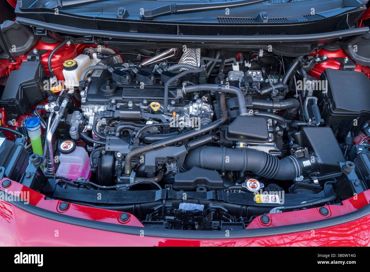Der selbstladende Toyota Yaris Cross Hybridantrieb kombiniert einen 3-Zylinder-Atkinson-Verbrennungsmotor mit Elektromotor und CVT-Getriebe. Stockfoto