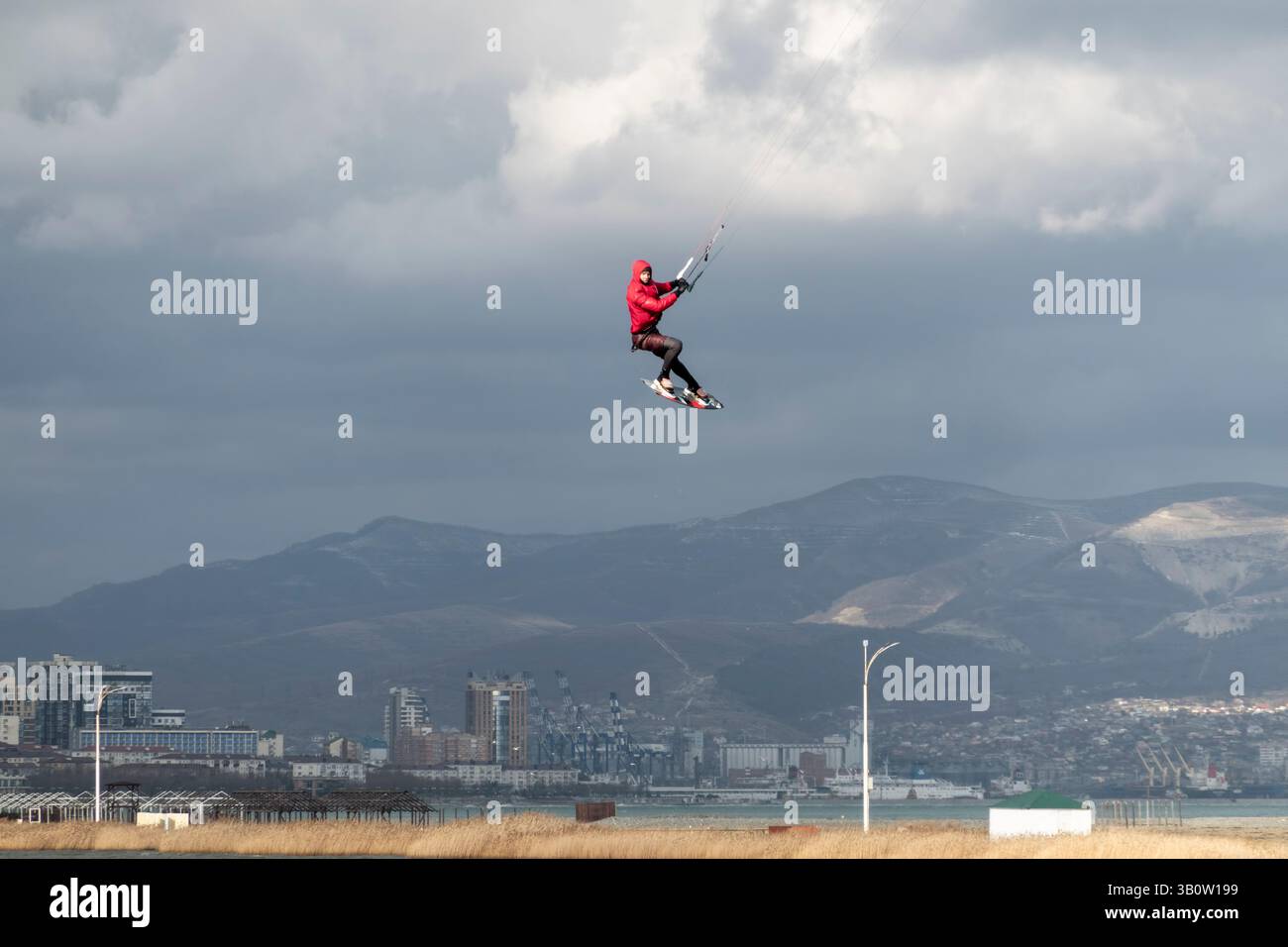 Noworossijsk, Russland 08.18.2024 Kitesurfer reiten und springen die Wellen auf dem Schwarzen Meer. Stockfoto