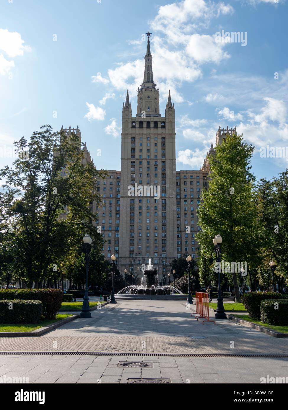Russland. Moskau. 18. August 2022. Das Gebäude der Wolkenkratzer am Kudrinskaya-Platz. Stockfoto