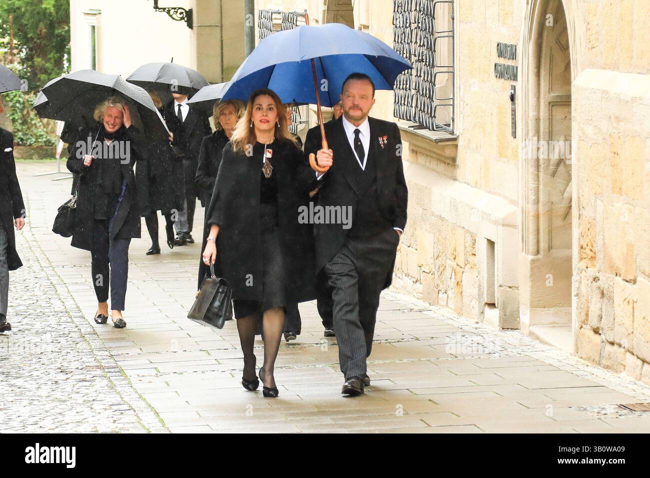 Trauerfeier für Andreas Prinz von Sachsen-Coburg und Gotha Alexander Fürst zu Schaumburg-Lippe und Partnerin Mahkameh Navabi bei der Trauerfeier für Andreas Prinz von Sachsen-Coburg und Gotha in der Stadtkirche St. Moriz in Coburg Bayern *** Trauerfeier für Andreas Prinz von Sachsen Coburg und Gotha Alexander Fürst von Schaumburg Lippe und Partner Mahkameh Navabi beim Trauerfeier bei der Stadtkirche St. Moriz von Sachsen in Coburg in Coburg in der Stadtkirche in Coburg und Gotha Fürst von Sachsen-Coburg in Coburg Bayern Stockfoto