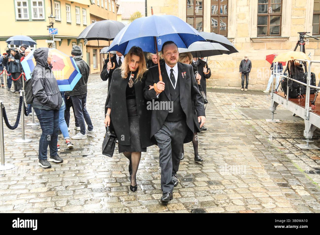 Trauerfeier für Andreas Prinz von Sachsen-Coburg und Gotha Alexander Fürst zu Schaumburg-Lippe und Partnerin Mahkameh Navabi bei der Trauerfeier für Andreas Prinz von Sachsen-Coburg und Gotha in der Stadtkirche St. Moriz in Coburg Bayern *** Trauerfeier für Andreas Prinz von Sachsen Coburg und Gotha Alexander Fürst von Schaumburg Lippe und Partner Mahkameh Navabi beim Trauerfeier bei der Stadtkirche St. Moriz von Sachsen in Coburg in Coburg in der Stadtkirche in Coburg und Gotha Fürst von Sachsen-Coburg in Coburg Bayern Stockfoto