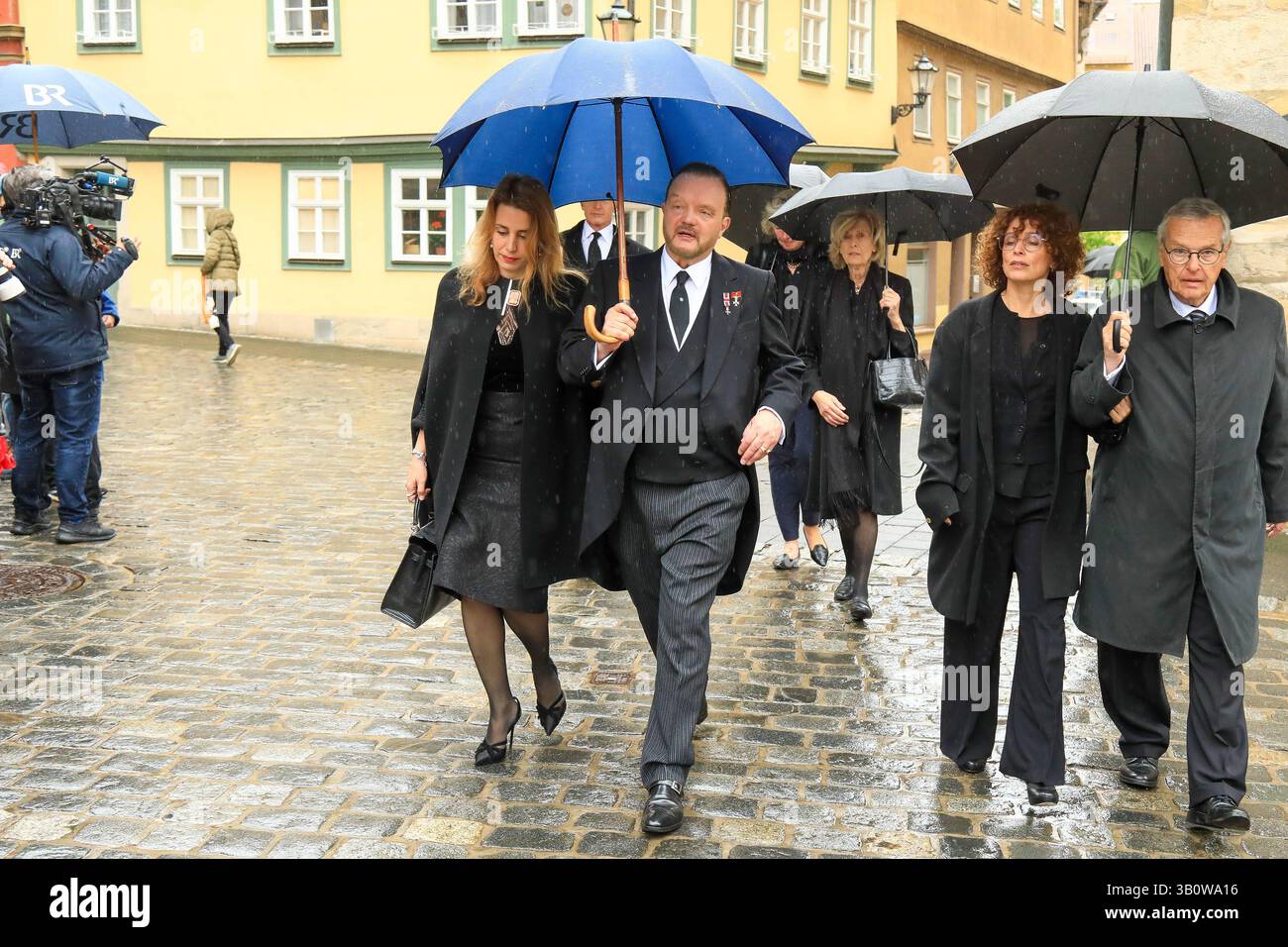 Trauerfeier für Andreas Prinz von Sachsen-Coburg und Gotha Alexander Fürst zu Schaumburg-Lippe und Partnerin Mahkameh Navabi bei der Trauerfeier für Andreas Prinz von Sachsen-Coburg und Gotha in der Stadtkirche St. Moriz in Coburg Bayern *** Trauerfeier für Andreas Prinz von Sachsen Coburg und Gotha Alexander Fürst von Schaumburg Lippe und Partner Mahkameh Navabi beim Trauerfeier bei der Stadtkirche St. Moriz von Sachsen in Coburg in Coburg in der Stadtkirche in Coburg und Gotha Fürst von Sachsen-Coburg in Coburg Bayern Stockfoto