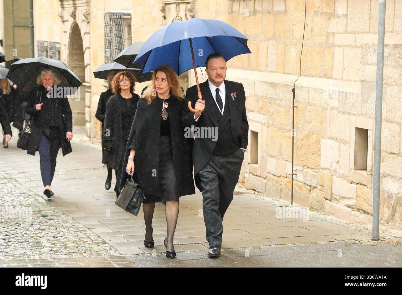Trauerfeier für Andreas Prinz von Sachsen-Coburg und Gotha Alexander Fürst zu Schaumburg-Lippe und Partnerin Mahkameh Navabi bei der Trauerfeier für Andreas Prinz von Sachsen-Coburg und Gotha in der Stadtkirche St. Moriz in Coburg Bayern *** Trauerfeier für Andreas Prinz von Sachsen Coburg und Gotha Alexander Fürst von Schaumburg Lippe und Partner Mahkameh Navabi beim Trauerfeier bei der Stadtkirche St. Moriz von Sachsen in Coburg in Coburg in der Stadtkirche in Coburg und Gotha Fürst von Sachsen-Coburg in Coburg Bayern Stockfoto