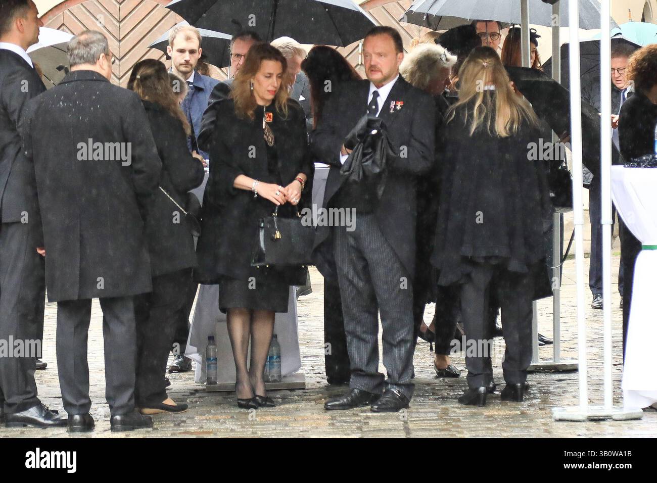 Trauerfeier für Andreas Prinz von Sachsen-Coburg und Gotha Alexander Fürst zu Schaumburg-Lippe und Partnerin Mahkameh Navabi bei der Trauerfeier für Andreas Prinz von Sachsen-Coburg und Gotha in der Stadtkirche St. Moriz in Coburg Bayern *** Trauerfeier für Andreas Prinz von Sachsen Coburg und Gotha Alexander Fürst von Schaumburg Lippe und Partner Mahkameh Navabi beim Trauerfeier bei der Stadtkirche St. Moriz von Sachsen in Coburg in Coburg in der Stadtkirche in Coburg und Gotha Fürst von Sachsen-Coburg in Coburg Bayern Stockfoto
