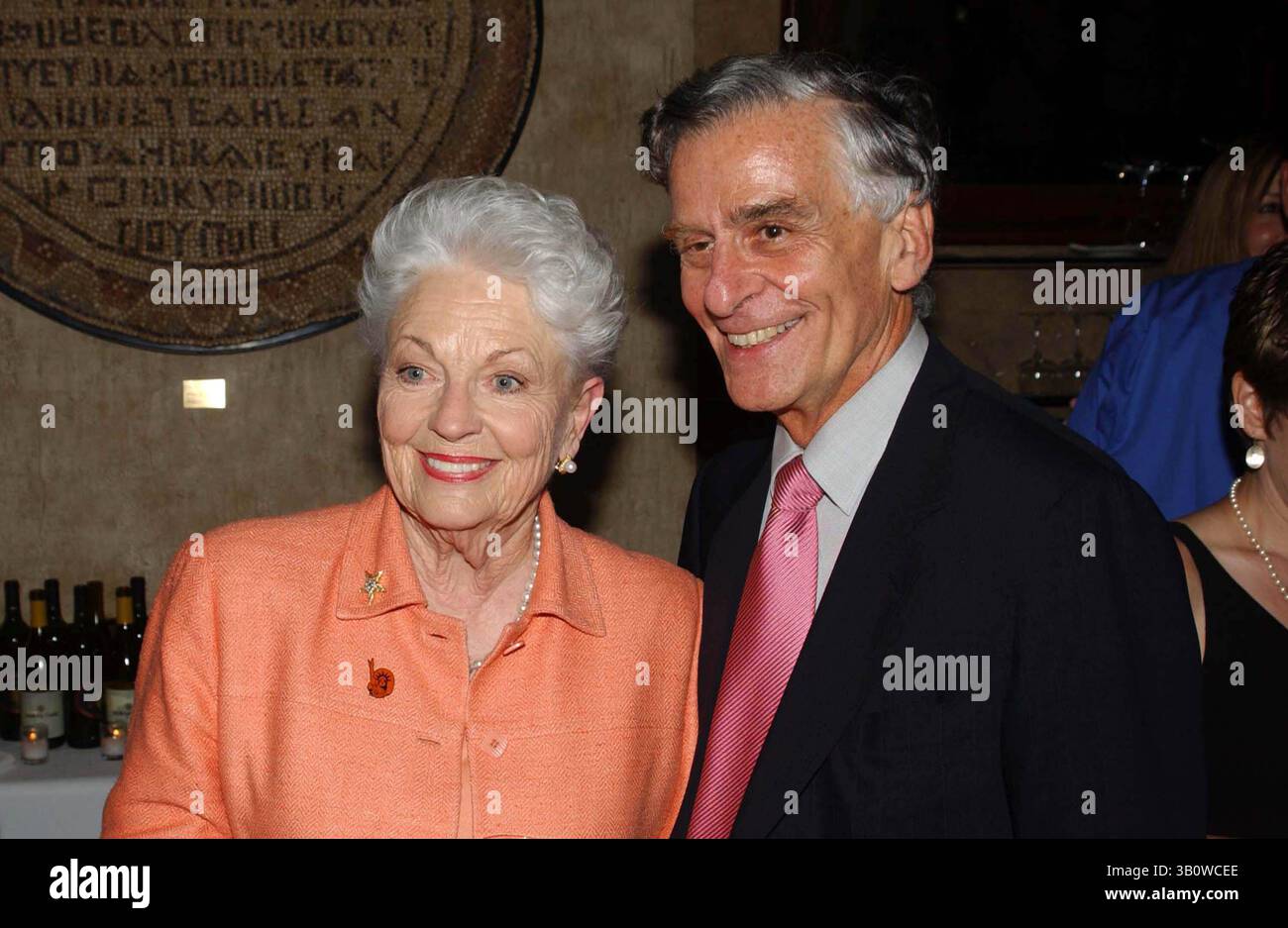 12. AUGUST 2003 - NEW YORK, NEW YORK, USA - I7882KBA.I'M NOT SLOW DOWN MY BATTLE WITH OSTEOPARSIS BOOK PARTY IM RESTAURANT JEAN-LUC IN COLUMBUS AVENUE, NEW YORK NEW YORK, 2003. / / 2003..ANN RICHAR UND DR RICHARD LEVINE(Bild: © Ken Babolocsay/Globe photos/ZUMAPRESS.com) Stockfoto