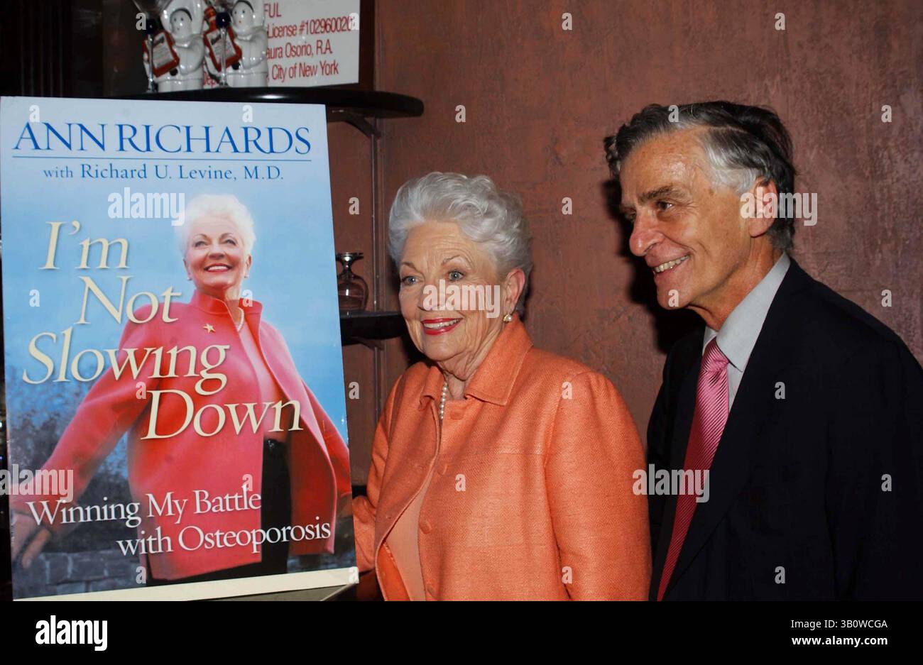 12. AUGUST 2003 - NEW YORK, NEW YORK, USA - I7882KBA.I'M NOT SLOW DOWN MY BATTLE WITH OSTEOPARSIS BOOK PARTY IM RESTAURANT JEAN-LUC IN COLUMBUS AVENUE, NEW YORK NEW YORK, 2003. / / 2003..ANN RICHAR UND DR RICHARD LEVINE(Bild: © Ken Babolocsay/Globe photos/ZUMAPRESS.com) Stockfoto
