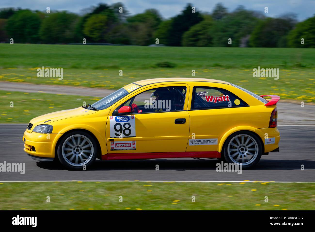 Mark Wyatt fuhr seinen smarten gelben Vauxhall Astra in der CCRC Saloon Car Championship auf dem Castle Combe Circuit in Wiltshire Stockfoto