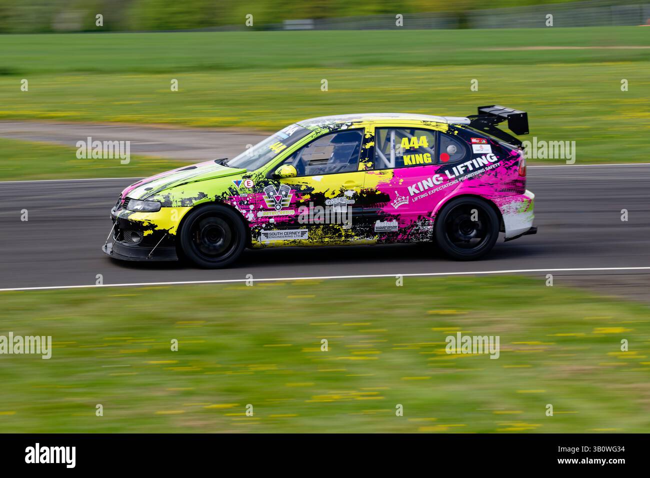 Haydn King fuhr seinen auffälligen Seat Leon in der CCRC Saloon Car Championship auf dem Castle Combe Circuit in Wiltshire Stockfoto