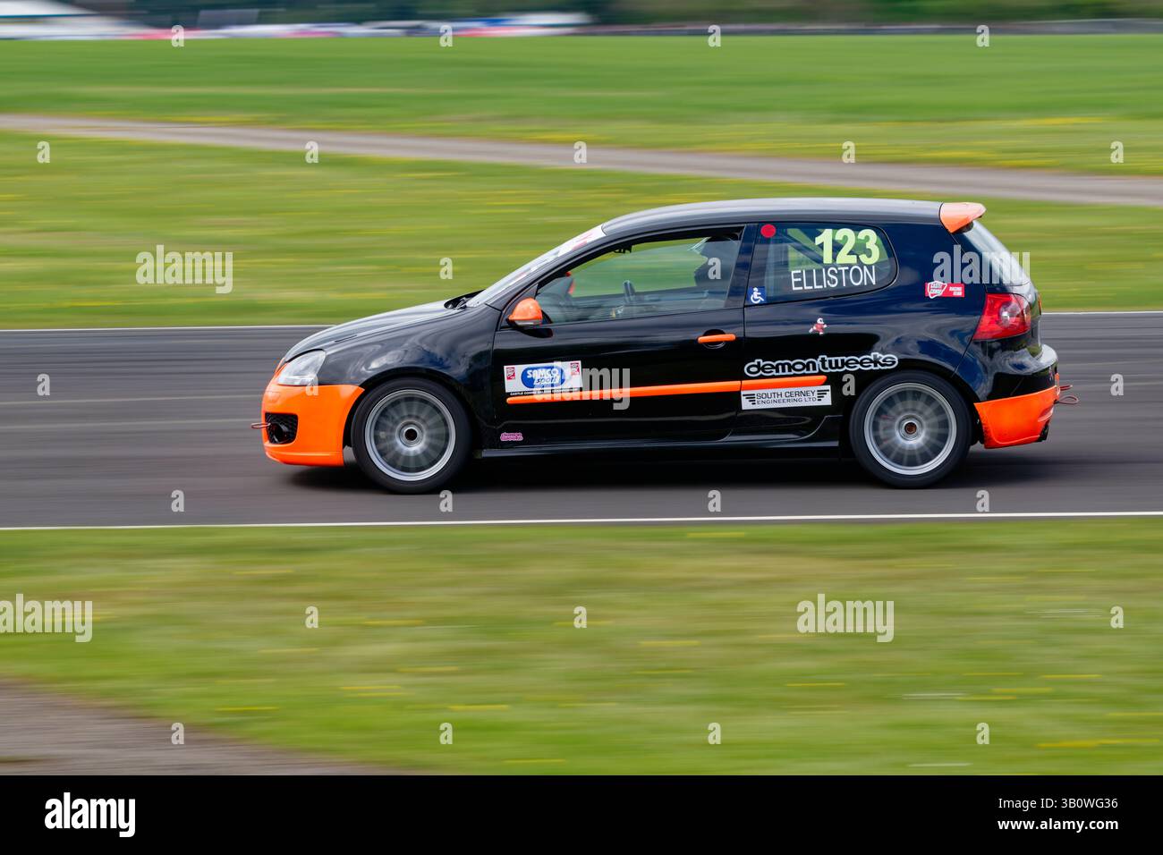 Peter Elliston fuhr seinen smarten schwarzen und orangen Volkswagon Golf GTi Turbo in der CCRC Saloon Car Championship auf dem Castle Combe Circuit in Wiltshire Stockfoto