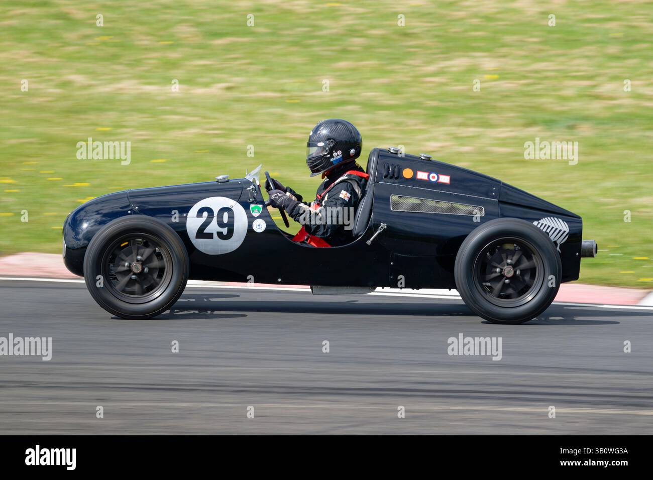 Chris Wilson fuhr seinen schwarzen 1948 500CC Cooper 500 Race Car beim Owners Association Rennen 500 in Castle Combe in Wiltshire Stockfoto