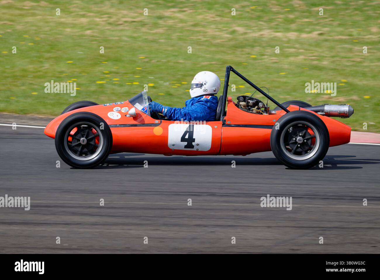 Roy Wright fuhr seinen orangen 1957er Flash Norton Special Race beim Owners Association Rennen 500 in Castle Combe in Wiltshire Stockfoto