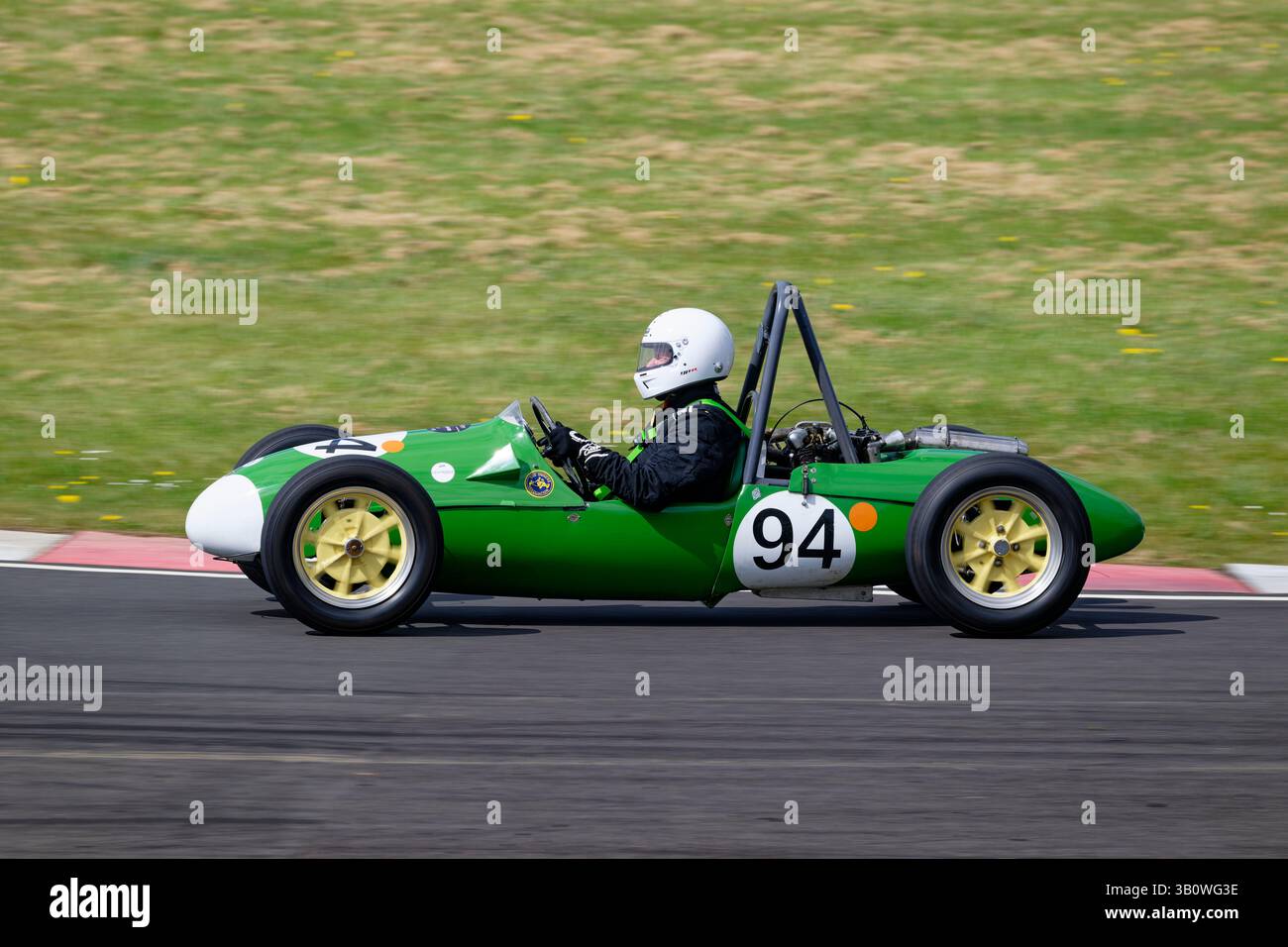 Douglas McLay fuhr seinen grünen 1954 500CC Cooper Mk8 Race Car beim Owners Association Rennen 500 in Castle Combe in Wiltshire Stockfoto