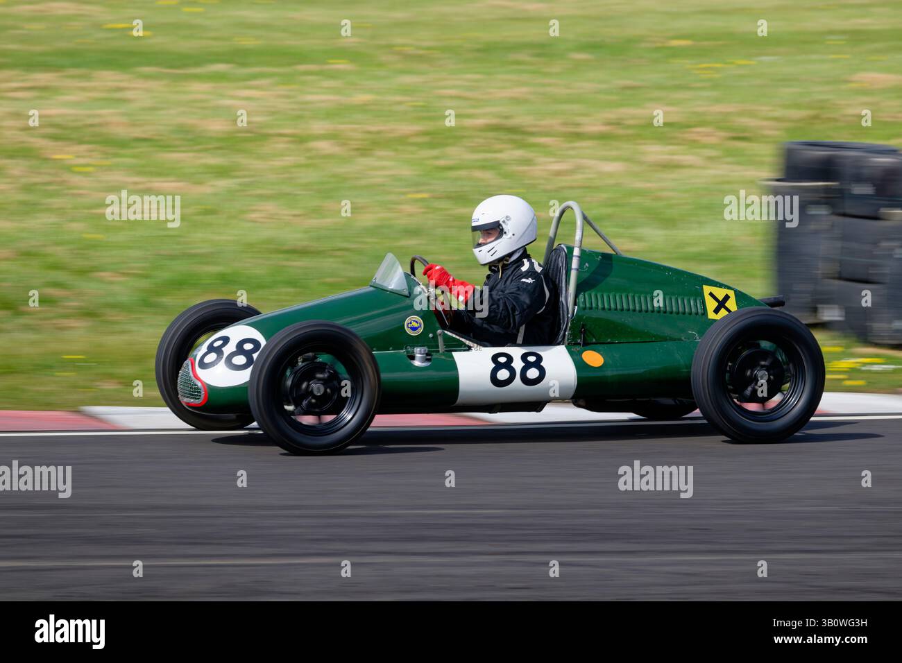 Oliver Clothier fuhr seinen grünen 1951 500CC Cooper 500 Rennwagen beim Owners Association Rennen 500 in Castle Combe in Wiltshire Stockfoto