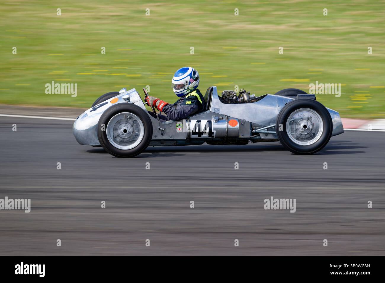 Iain Rowley fuhr seinen silbernen 1953 500CC Arnott F3 Rennwagen beim Owners Association Rennen 500 in Castle Combe in Wiltshire Stockfoto