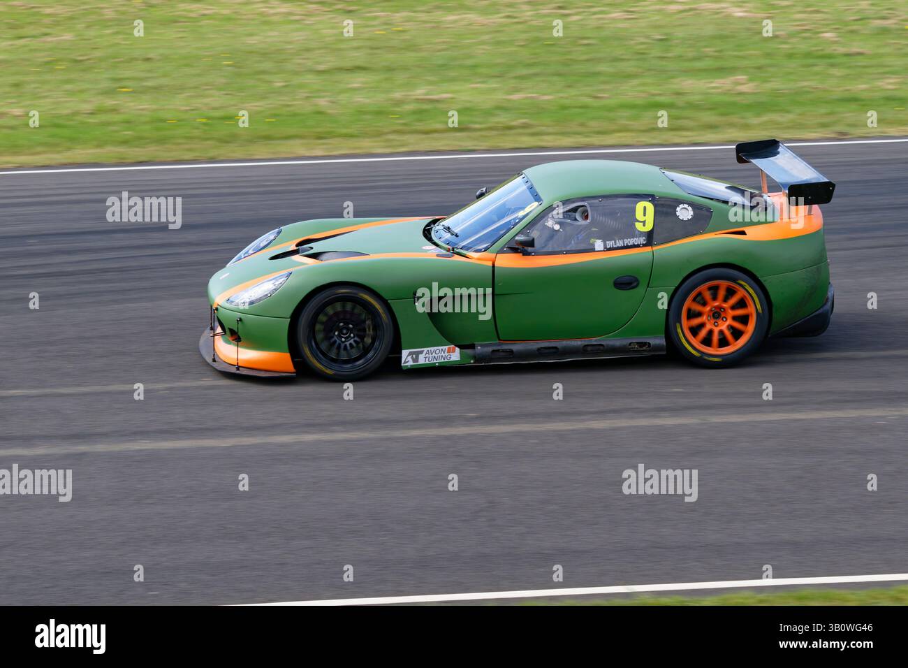 Dylan Popovic in seiner grünen Ginetta G50, der Zweiter im GT-Rennen wurde und das Dave Allen Trophy Race in Castle Combe gewann Stockfoto