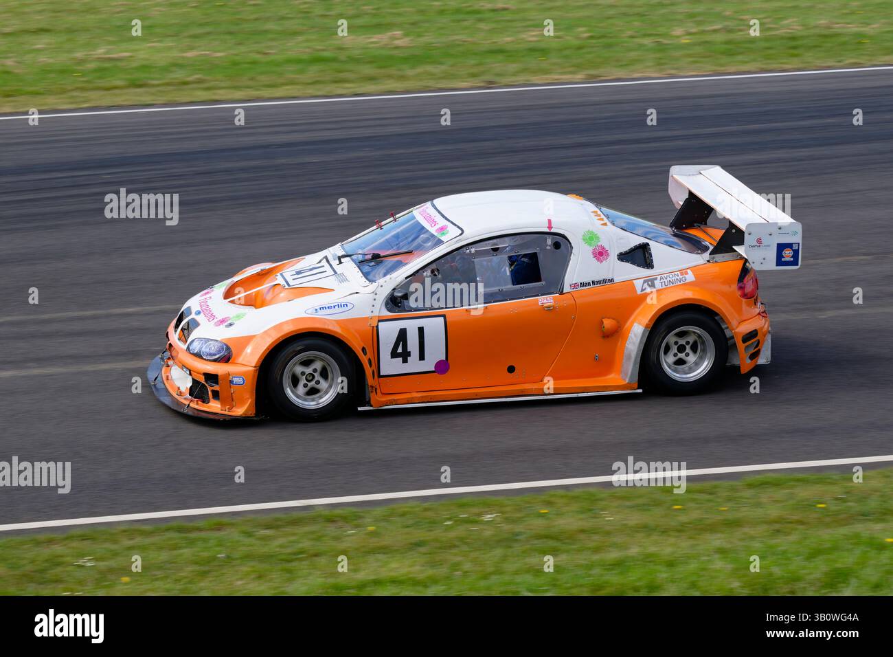 Alan Hamiltion fuhr seine Vauxhill Tigra Silhouette in der CCRC GT Championship auf dem Castle Combe Circuit in Wiltshire Stockfoto