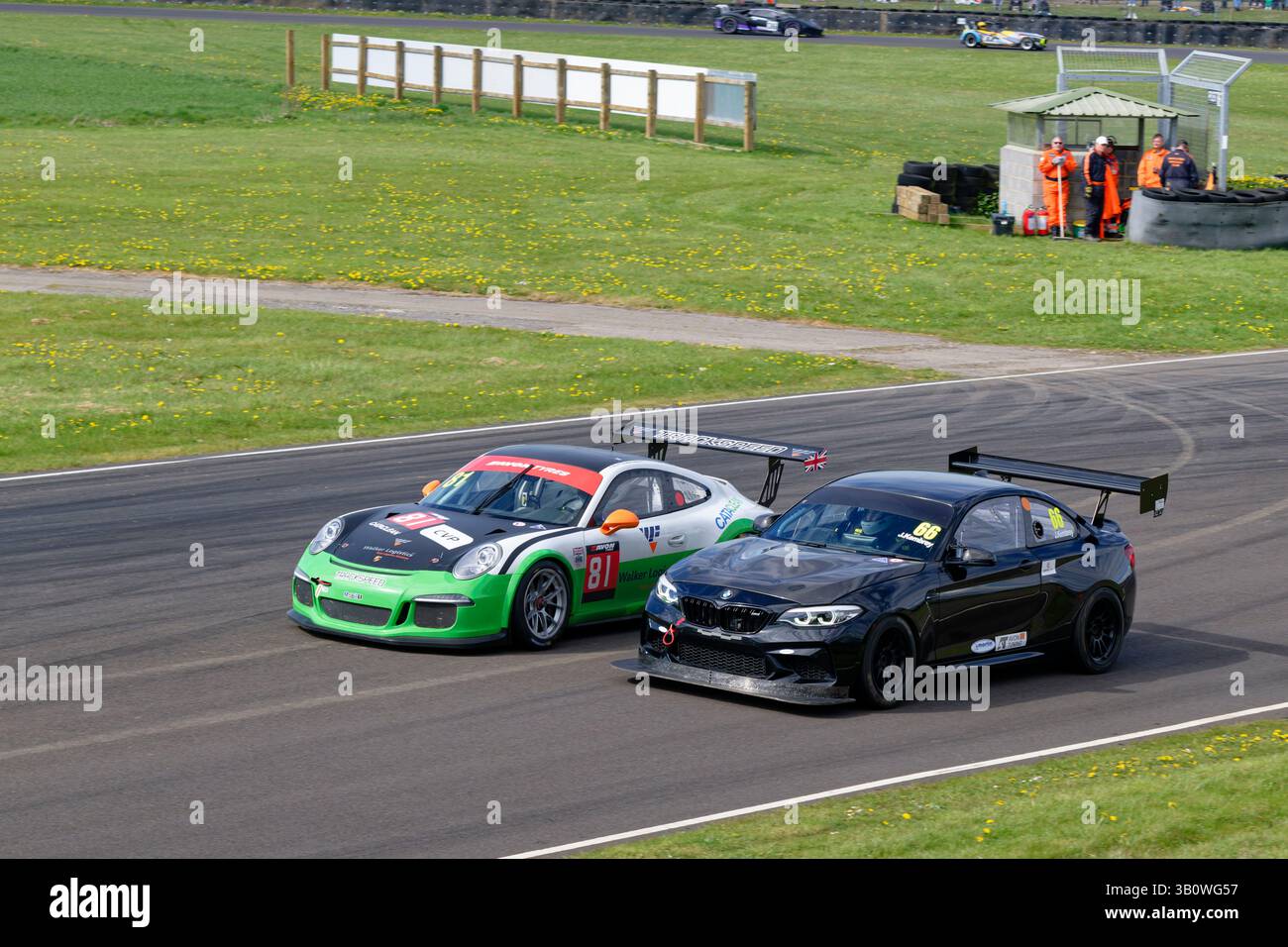Timothy Adams in seinem Porsche 911 hielt James Kembrey in seinem schwarzen BMW M2 beim CCRC GT Rennen auf Castle Combe Stockfoto