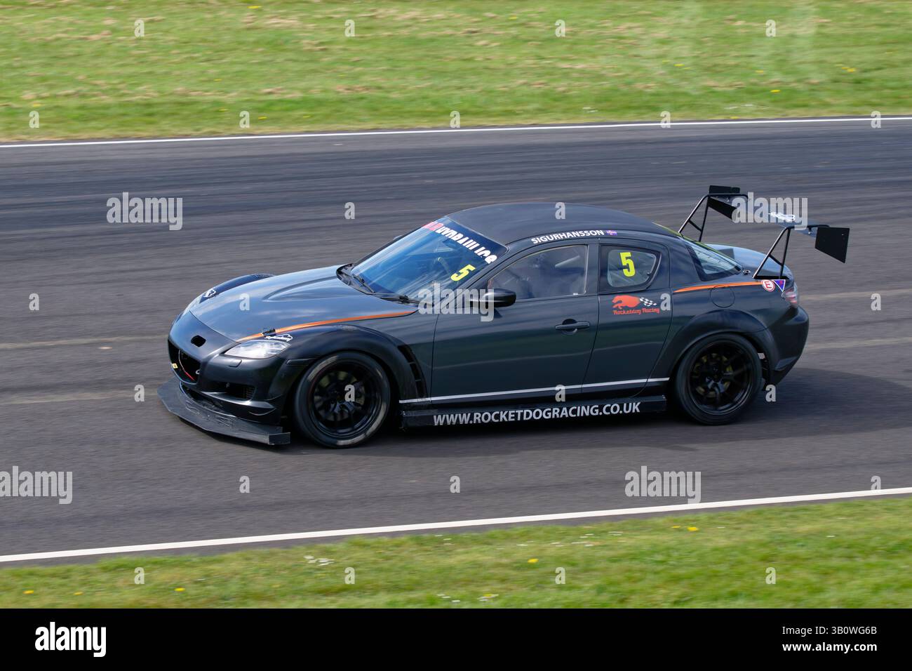 Hylnur Sigurhansson in seinem Mazda RX8 in der CCRC GT Championship auf dem Castle Combe Race Circuit in Wiltshire Stockfoto
