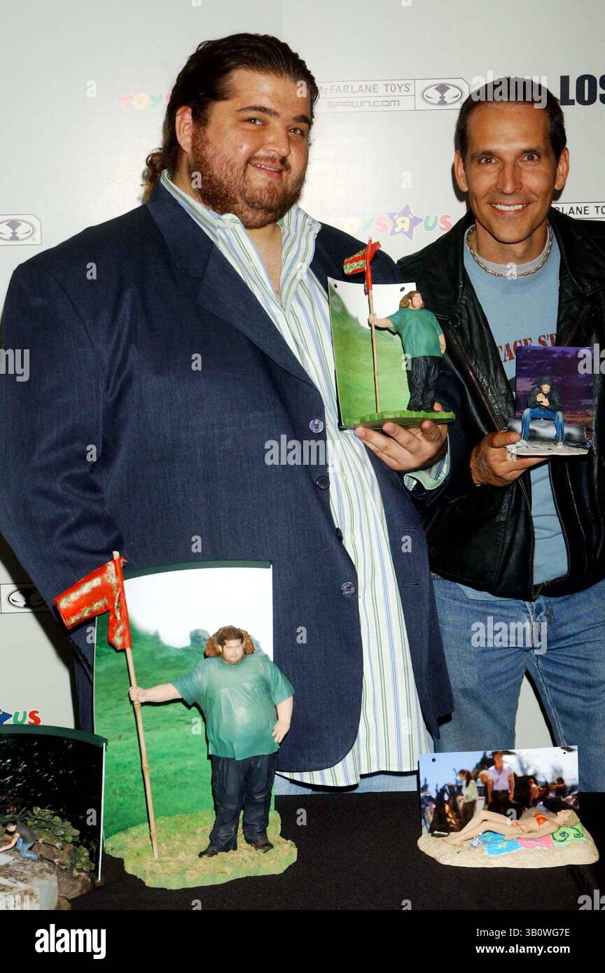November 2006 - New York, New York, USA - I11353KBA.LAUNCH DER ACTIONFIGUREN '' LOST '' AUF DEM TOYS R US TIME SQUARE , NEW YORK New York 11-06-2006. - VERLORENE BESETZUNG JORGE GARCIA. TODD McFarlane. BRYAN BURKE(Bild: © Ken Babolocsay/Globe Photos/ZUMAPRESS.com) Stockfoto November 2006 - New York, New York, USA - I11353KBA.LAUNCH DER ACTIONFIGUREN '' LOST '' AUF DEM TOYS R US TIME SQUARE , NEW YORK New York 11-06-2006. - VERLORENE BESETZUNG JORGE GARCIA. TODD McFarlane. BRYAN BURKE(Bild: © Ken Babolocsay/Globe Photos/ZUMAPRESS.com) Stockfoto