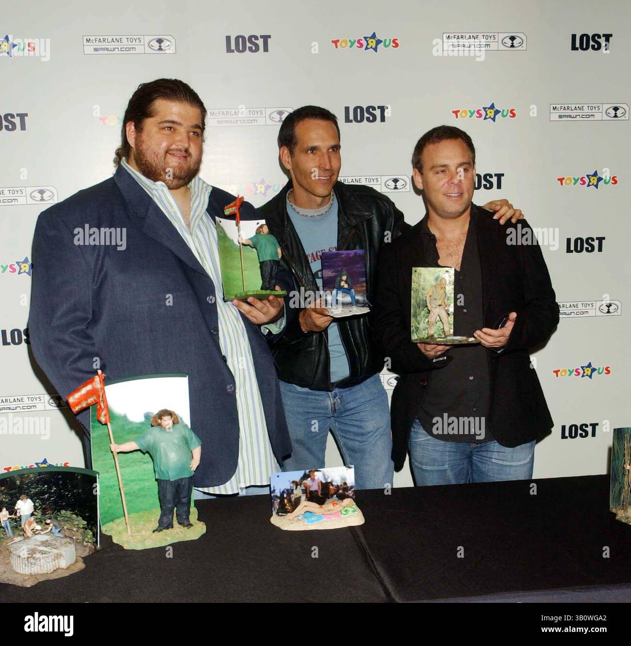 November 2006 - New York, New York, USA - I11353KBA.LAUNCH DER ACTIONFIGUREN '' LOST '' AUF DEM TOYS R US TIME SQUARE , NEW YORK New York 11-06-2006. - VERLORENE BESETZUNG JORGE GARCIA. TODD McFarlane. BRYAN BURKE(Bild: © Ken Babolocsay/Globe Photos/ZUMAPRESS.com) Stockfoto November 2006 - New York, New York, USA - I11353KBA.LAUNCH DER ACTIONFIGUREN '' LOST '' AUF DEM TOYS R US TIME SQUARE , NEW YORK New York 11-06-2006. - VERLORENE BESETZUNG JORGE GARCIA. TODD McFarlane. BRYAN BURKE(Bild: © Ken Babolocsay/Globe Photos/ZUMAPRESS.com) Stockfoto