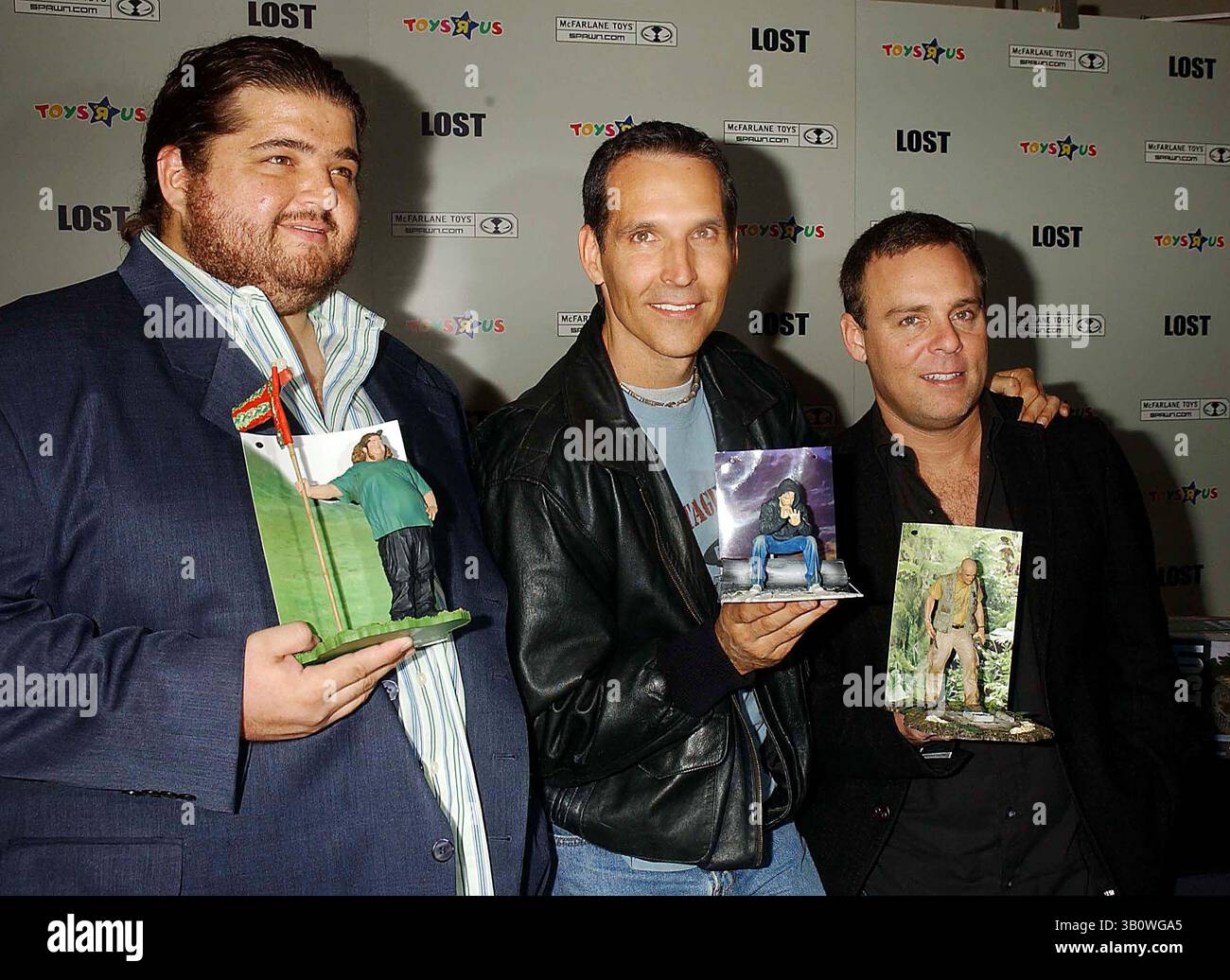 November 2006 - New York, New York, USA - I11353KBA.LAUNCH DER ACTIONFIGUREN '' LOST '' AUF DEM TOYS R US TIME SQUARE , NEW YORK New York 11-06-2006. - VERLORENE BESETZUNG JORGE GARCIA. TODD McFarlane. BRYAN BURKE(Bild: © Ken Babolocsay/Globe Photos/ZUMAPRESS.com) Stockfoto November 2006 - New York, New York, USA - I11353KBA.LAUNCH DER ACTIONFIGUREN '' LOST '' AUF DEM TOYS R US TIME SQUARE , NEW YORK New York 11-06-2006. - VERLORENE BESETZUNG JORGE GARCIA. TODD McFarlane. BRYAN BURKE(Bild: © Ken Babolocsay/Globe Photos/ZUMAPRESS.com) Stockfoto