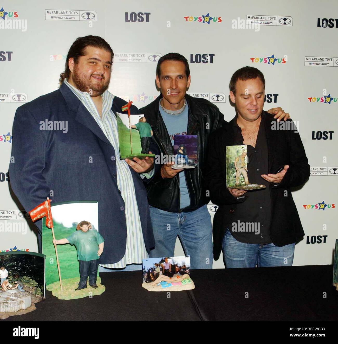 November 2006 - New York, New York, USA - I11353KBA.LAUNCH DER ACTIONFIGUREN '' LOST '' AUF DEM TOYS R US TIME SQUARE , NEW YORK New York 11-06-2006. - VERLORENE BESETZUNG JORGE GARCIA. TODD McFarlane. BRYAN BURKE(Bild: © Ken Babolocsay/Globe Photos/ZUMAPRESS.com) Stockfoto November 2006 - New York, New York, USA - I11353KBA.LAUNCH DER ACTIONFIGUREN '' LOST '' AUF DEM TOYS R US TIME SQUARE , NEW YORK New York 11-06-2006. - VERLORENE BESETZUNG JORGE GARCIA. TODD McFarlane. BRYAN BURKE(Bild: © Ken Babolocsay/Globe Photos/ZUMAPRESS.com) Stockfoto