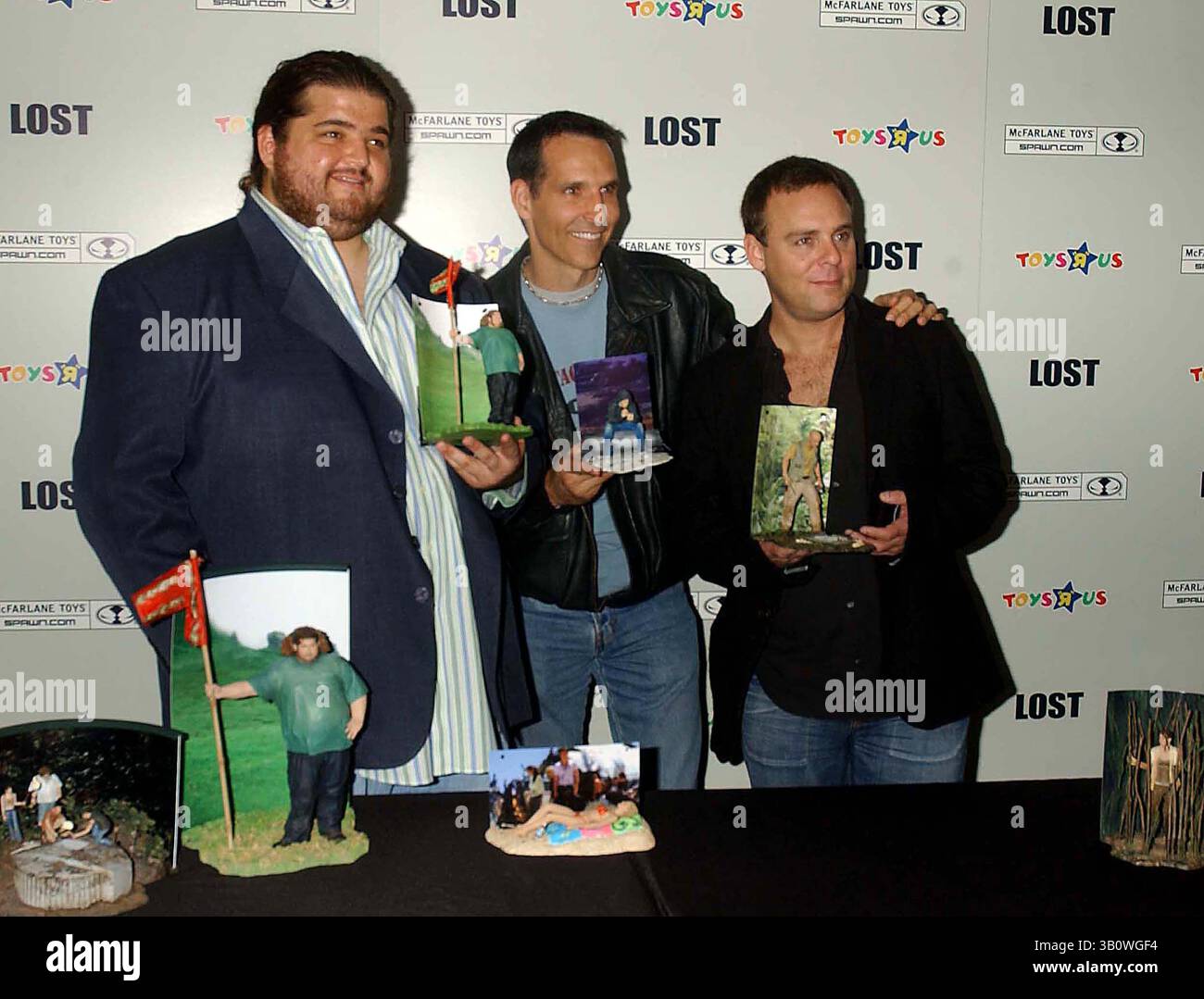 November 2006 - New York, New York, USA - I11353KBA.LAUNCH DER ACTIONFIGUREN '' LOST '' AUF DEM TOYS R US TIME SQUARE , NEW YORK New York 11-06-2006. - VERLORENE BESETZUNG JORGE GARCIA. TODD McFarlane. BRYAN BURKE(Bild: © Ken Babolocsay/Globe Photos/ZUMAPRESS.com) Stockfoto November 2006 - New York, New York, USA - I11353KBA.LAUNCH DER ACTIONFIGUREN '' LOST '' AUF DEM TOYS R US TIME SQUARE , NEW YORK New York 11-06-2006. - VERLORENE BESETZUNG JORGE GARCIA. TODD McFarlane. BRYAN BURKE(Bild: © Ken Babolocsay/Globe Photos/ZUMAPRESS.com) Stockfoto