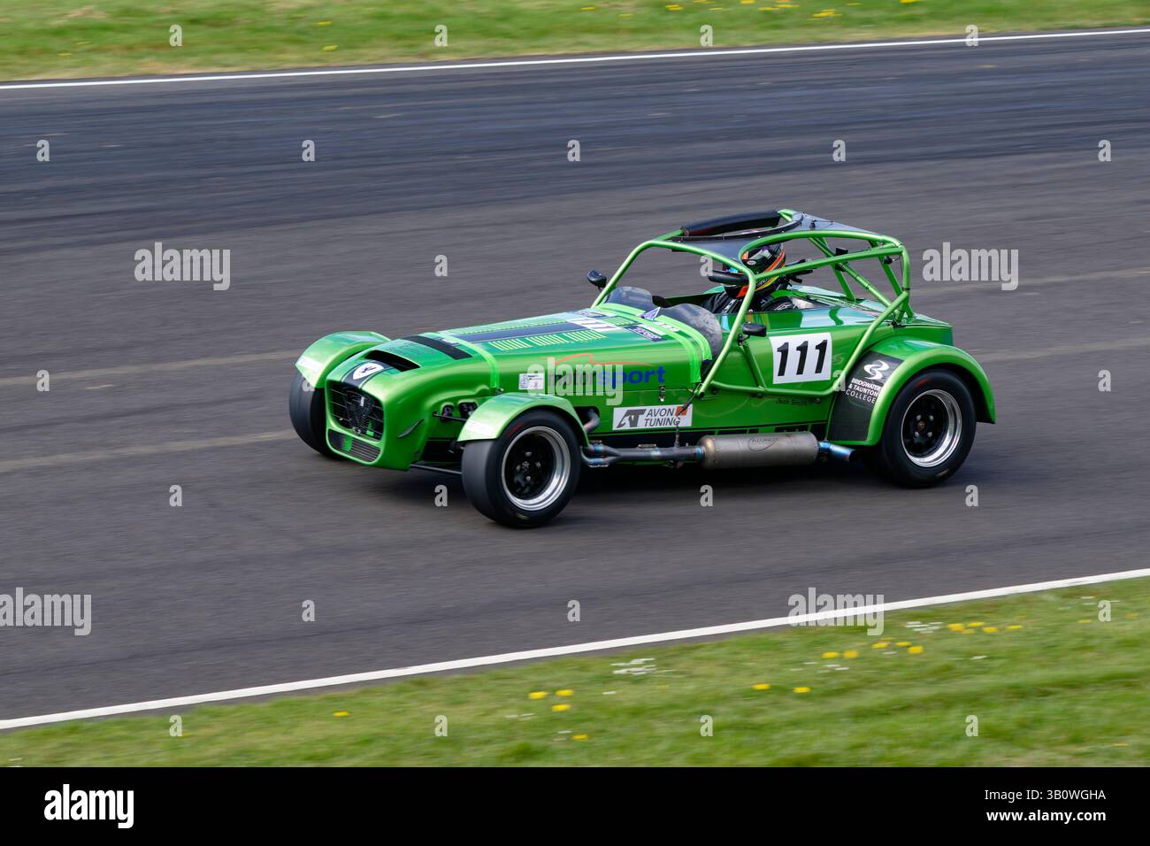 Josh Smith fährt einen schönen grünen Caterham 7 Sportwagen beim GT Race im Castle Combe Howards Day Race in Wiltshire Stockfoto