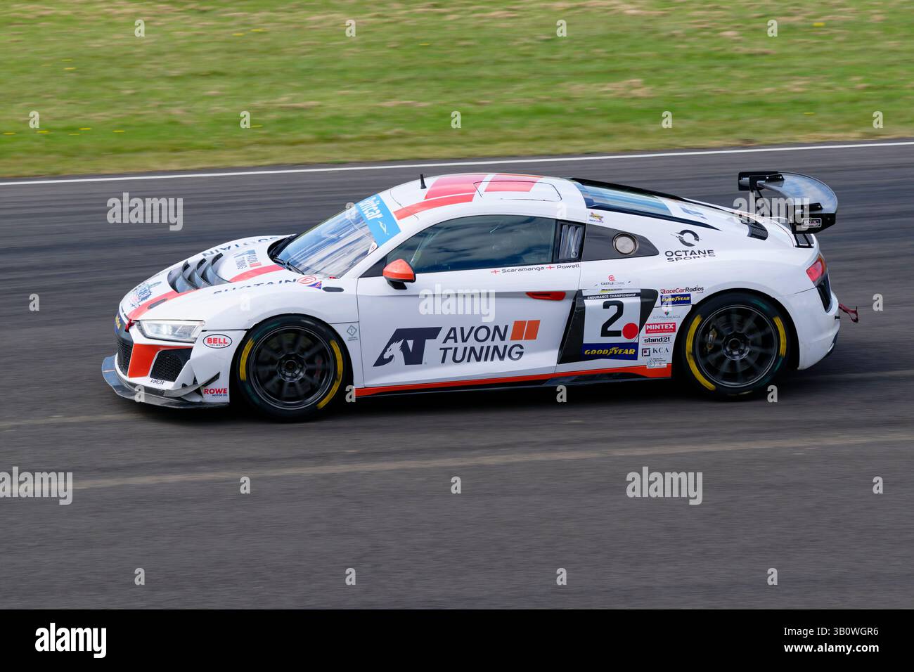Dave Scaramanga fährt einen Avon Tuning Audi R8 Sportwagen beim Dave Allan Trophy Race auf dem Castle Combe Howard's Day Rennen in Wiltshire Stockfoto