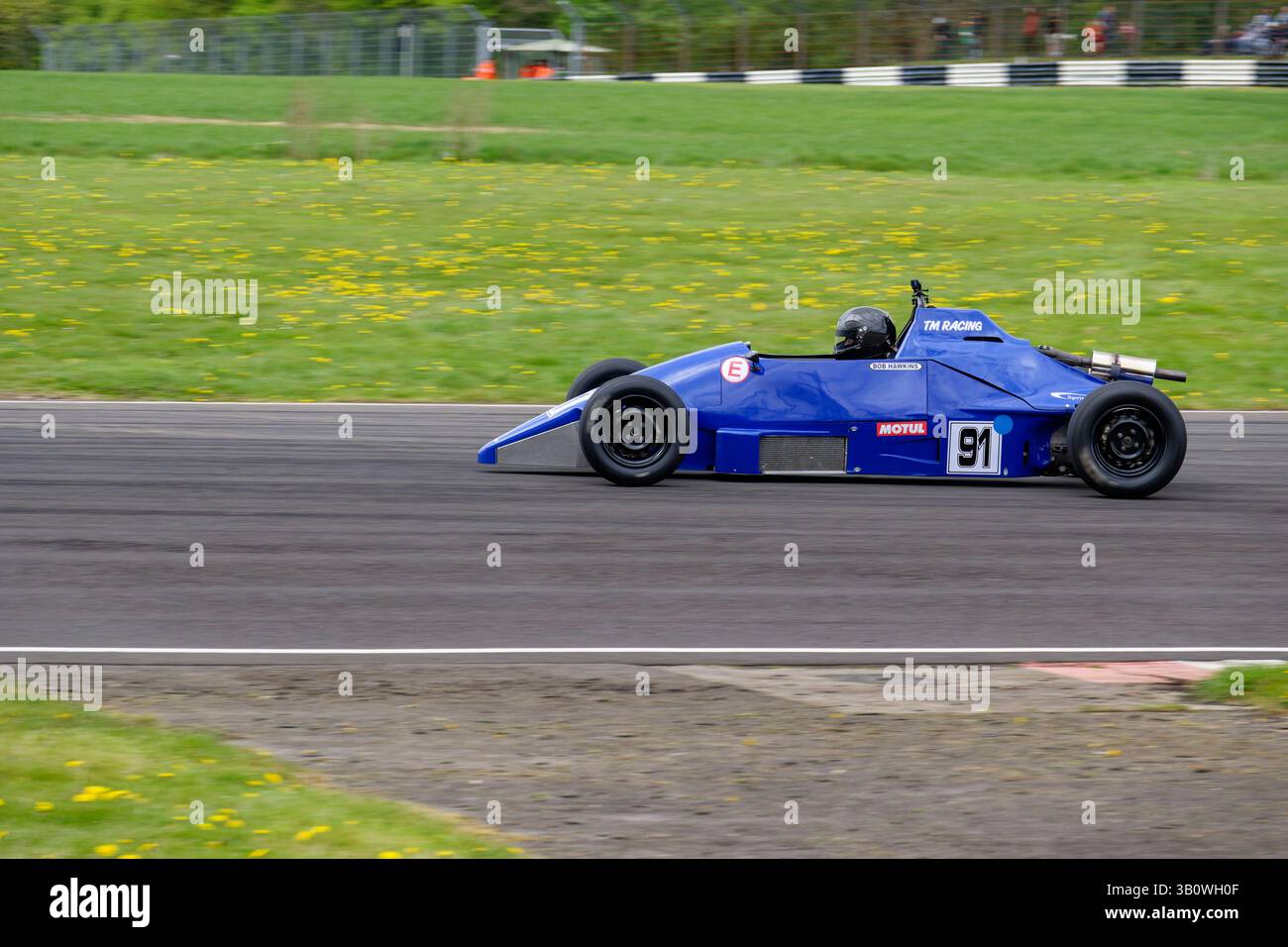 Bob Hakins steuerte seinen blauen Van Diemen RF89 Formel Ford Racing im ersten Rennen der CCRC FF1600 Championship auf dem Castle Combe Circuit. Stockfoto