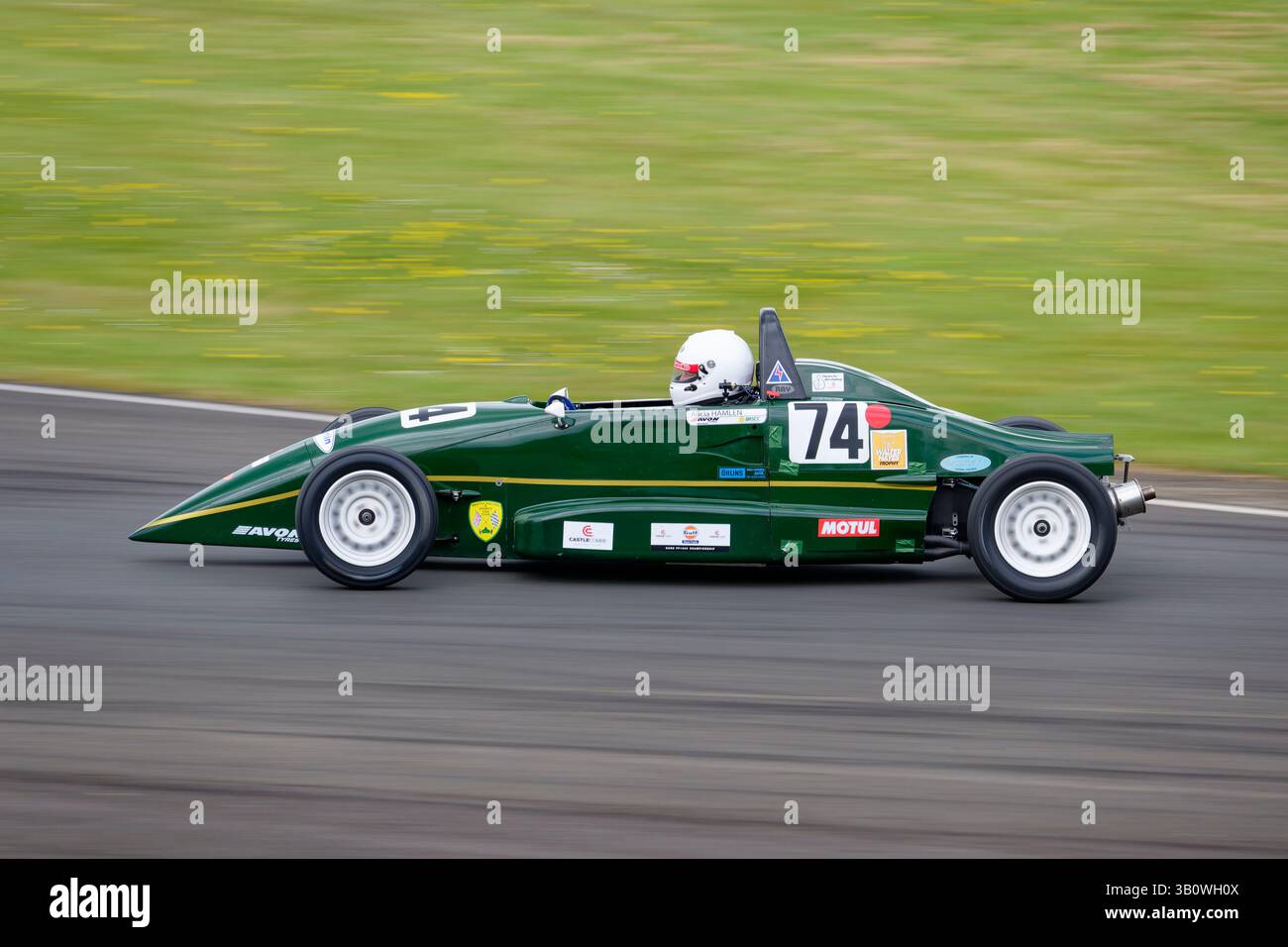 Alicia Hamlen fährt einen makellos aussehenden Ray GR09 Formel-Ford-Rennwagen auf dem Castle Combe Howards Day Renntreffen in Wiltshire Stockfoto