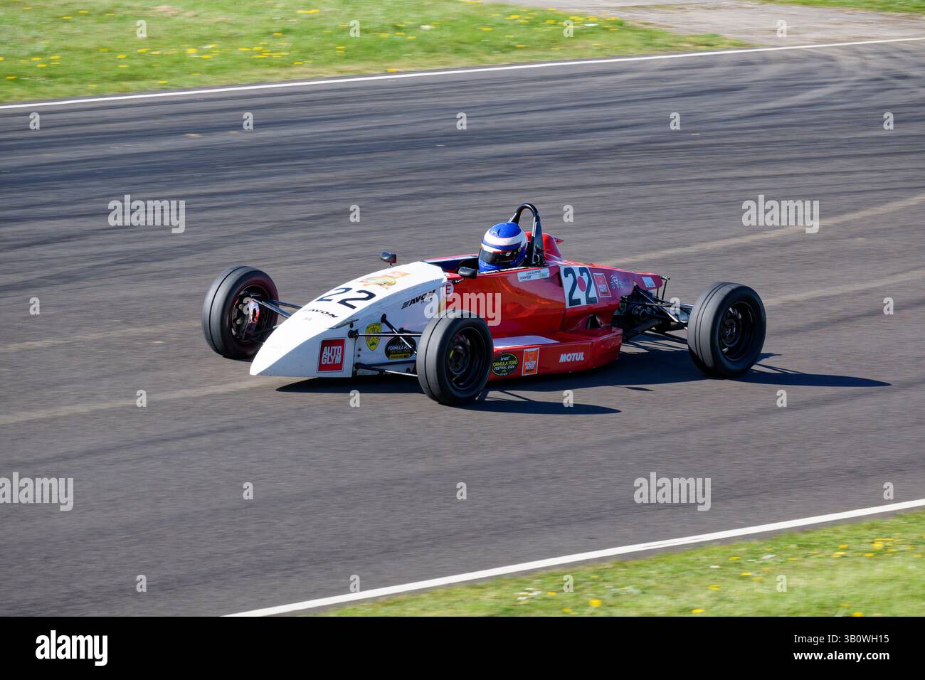 Luke Cooper fuhr mit seinem Swift Cooper SC20 Formula Ford Race Car auf den zweiten Platz beim Castle Combe Howard's Day Meet in Wiltshire Stockfoto