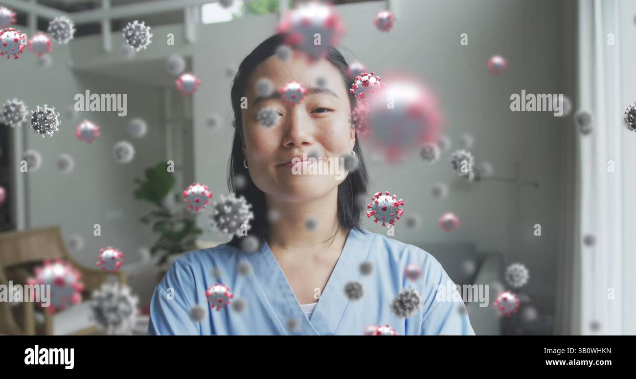 Junge asiatische Frau mit medizinischen Peelings im Wohnzimmer mit schwimmenden 3D-Coronavirus-Modellen Stockfoto