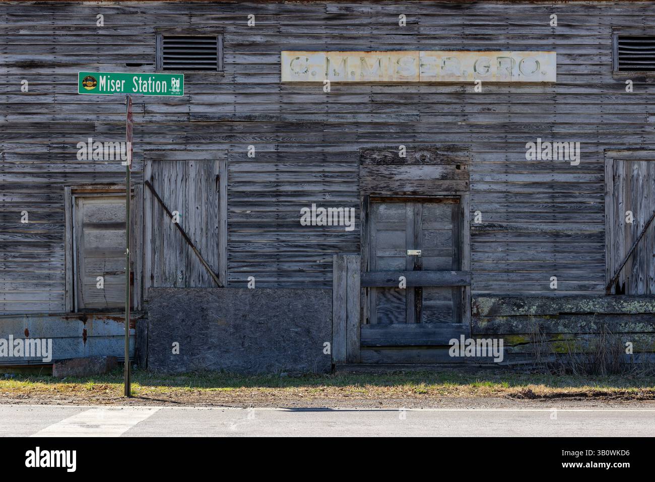 Friendsville, Tennessee, USA - 25. Februar 2025: Einst befindet sich das alte G.M. Miser Supermarkt, das Anfang der 1900er Jahre gebaut wurde, noch immer in der Nähe Stockfoto