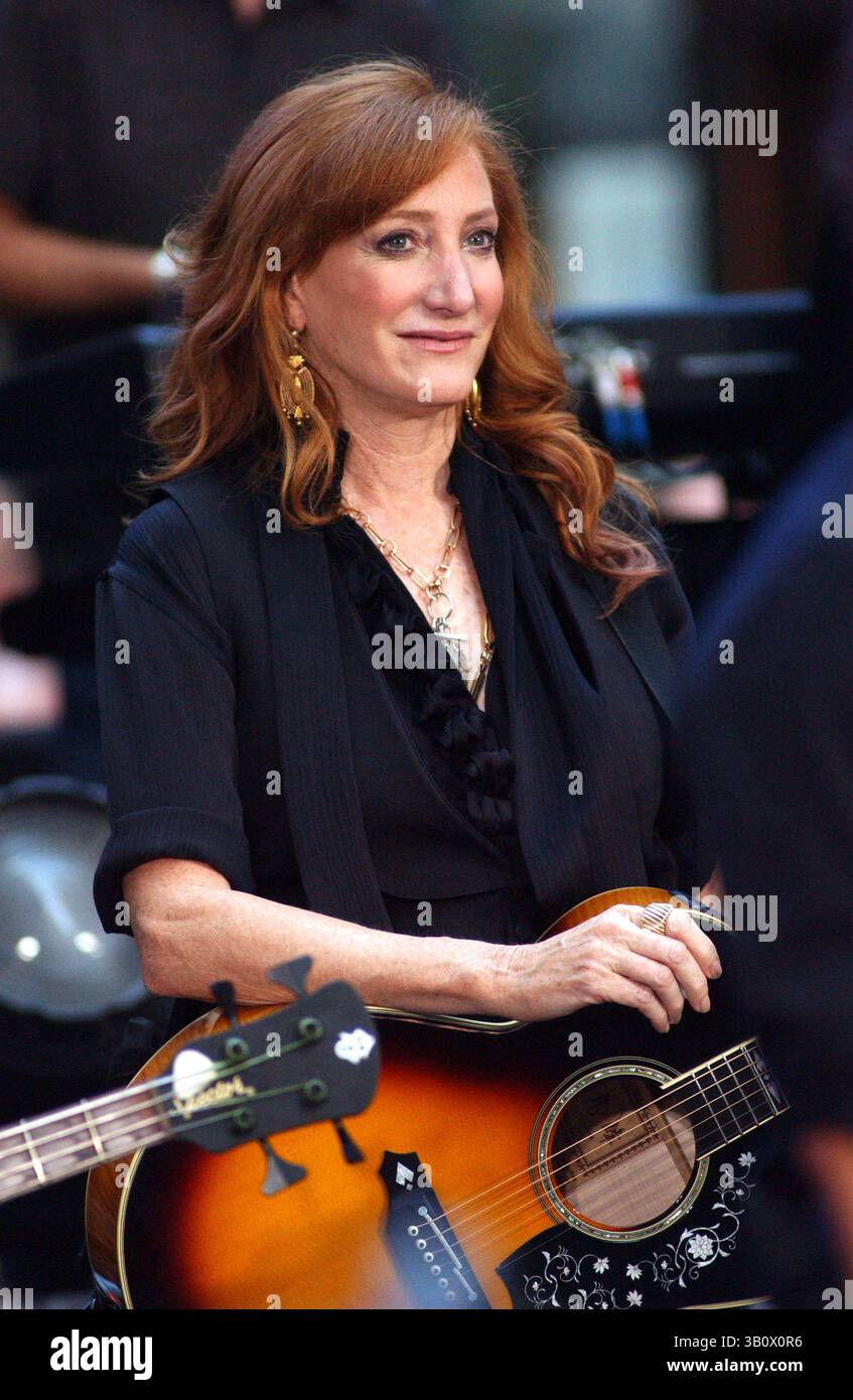 28. SEPTEMBER 2007 – NEW YORK, NEW YORK, USA – BRUCE SPRINGSTEEN UND DIE E STREET BAND TRETEN IN DER TODAY SHOW AUF, DIE „MAGIC“ FÖRDERT. ROCKEFELLER CENTER, NYC. 28.09.2007. - 2007.PATTI SCIALFA. BRUCE SPRINGSTEEN UND CLARENCE CLEMONS. I12284KBA(Bild: © Ken Babolocsay/Globe Photos/ZUMAPRESS.com) Stockfoto