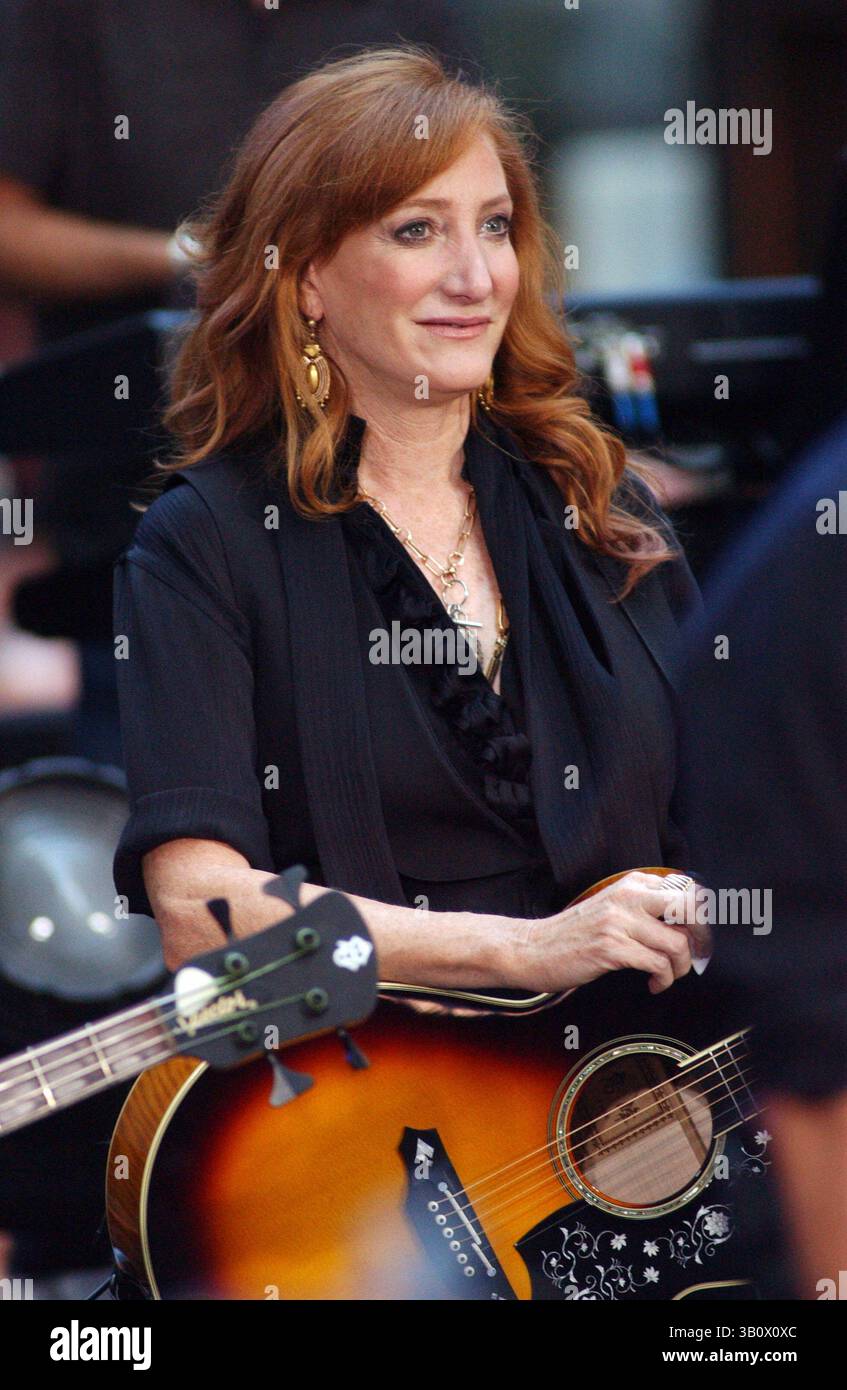 28. SEPTEMBER 2007 – NEW YORK, NEW YORK, USA – BRUCE SPRINGSTEEN UND DIE E STREET BAND TRETEN IN DER TODAY SHOW AUF, DIE „MAGIC“ FÖRDERT. ROCKEFELLER CENTER, NYC. 28.09.2007. - 2007.PATTI SCIALFA. BRUCE SPRINGSTEEN UND CLARENCE CLEMONS. I12284KBA(Bild: © Ken Babolocsay/Globe Photos/ZUMAPRESS.com) Stockfoto