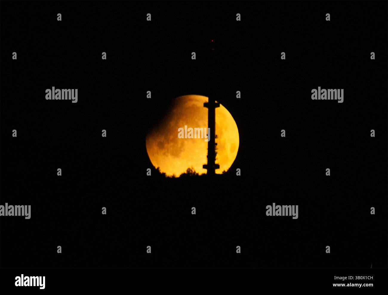 Partielle Mondfinsternis. Der Mond ist hinter dem Fernsehturm des Vitosha-Berges sichtbar. Sofia, Bulgarien Stockfoto