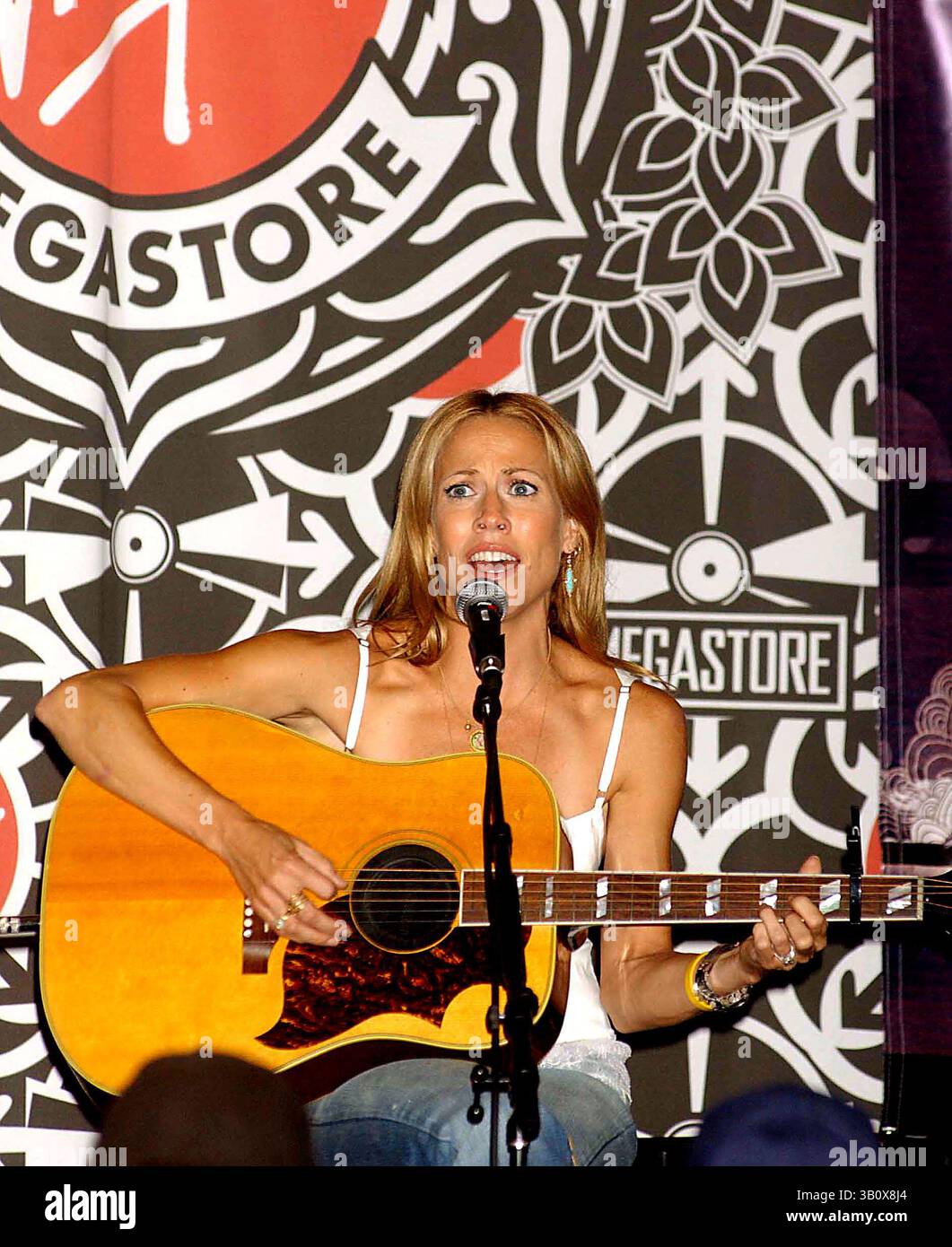 28. SEPTEMBER 2005 - NEW YORK, NEW YORK, USA - K10083KBA.SHERYL-KRÄHEN-VORSTELLUNG IM GESCHÄFT UND UNTERSCHRIFT VON „WILDFLOWER“..VIRGIN MEGA, TIMES SQUARE, NEW YORK..09-28-2005. / / 2005.(Bild: © Ken Babolocsay/Globe photos/ZUMAPRESS.com) Stockfoto