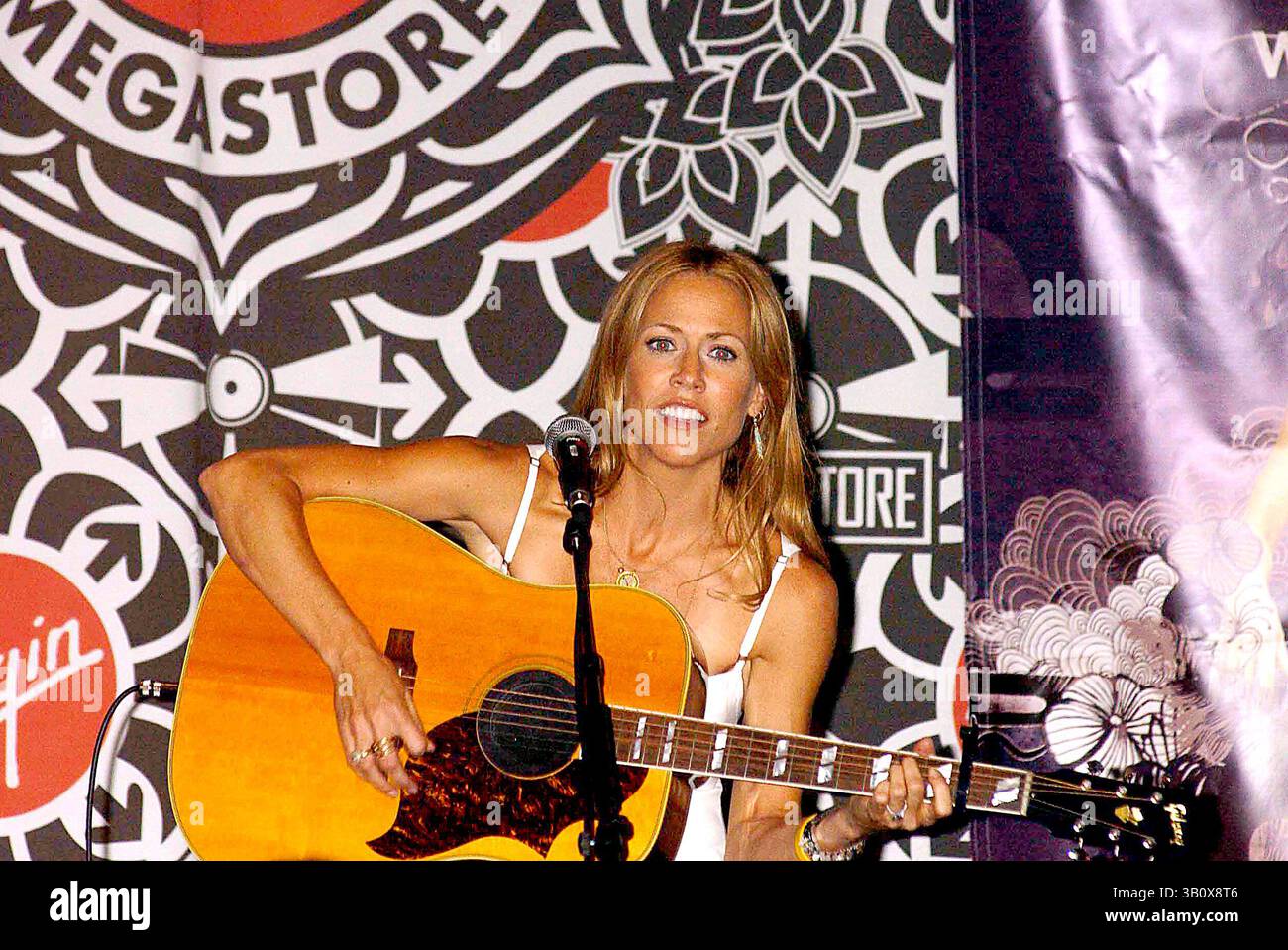 28. SEPTEMBER 2005 - NEW YORK, NEW YORK, USA - K10083KBA.SHERYL-KRÄHEN-VORSTELLUNG IM GESCHÄFT UND UNTERSCHRIFT VON „WILDFLOWER“..VIRGIN MEGA, TIMES SQUARE, NEW YORK..09-28-2005. / / 2005.(Bild: © Ken Babolocsay/Globe photos/ZUMAPRESS.com) Stockfoto