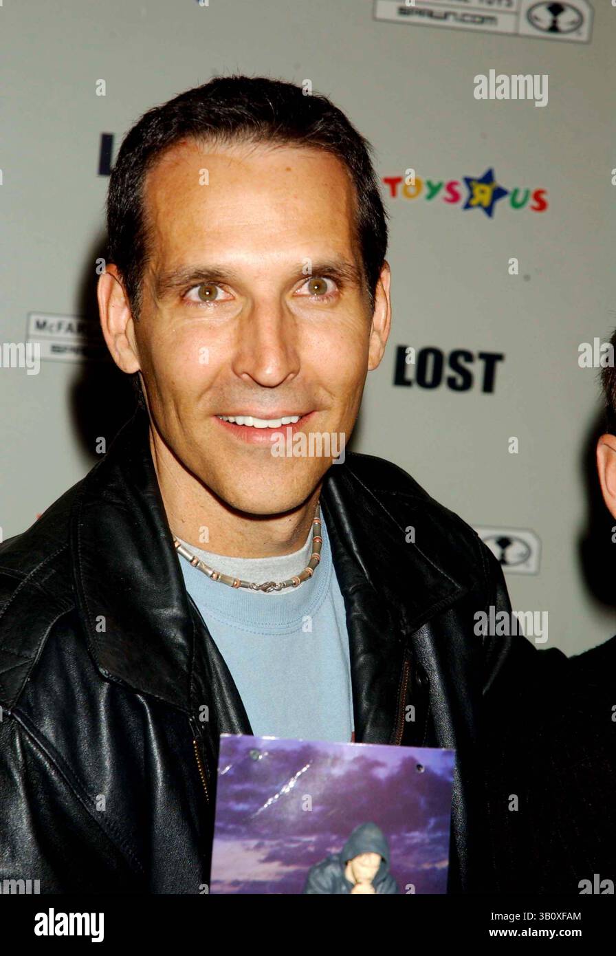 November 2006 - New York, New York, USA - I11353KBA.LAUNCH DER ACTIONFIGUREN '' LOST '' AUF DEM TOYS R US TIME SQUARE , NEW YORK New York 11-06-2006. - - TODD McFarlane(Bild: © Ken Babolocsay/Globe Photos/ZUMAPRESS.com) Stockfoto November 2006 - New York, New York, USA - I11353KBA.LAUNCH DER ACTIONFIGUREN '' LOST '' AUF DEM TOYS R US TIME SQUARE , NEW YORK New York 11-06-2006. - - TODD McFarlane(Bild: © Ken Babolocsay/Globe Photos/ZUMAPRESS.com) Stockfoto