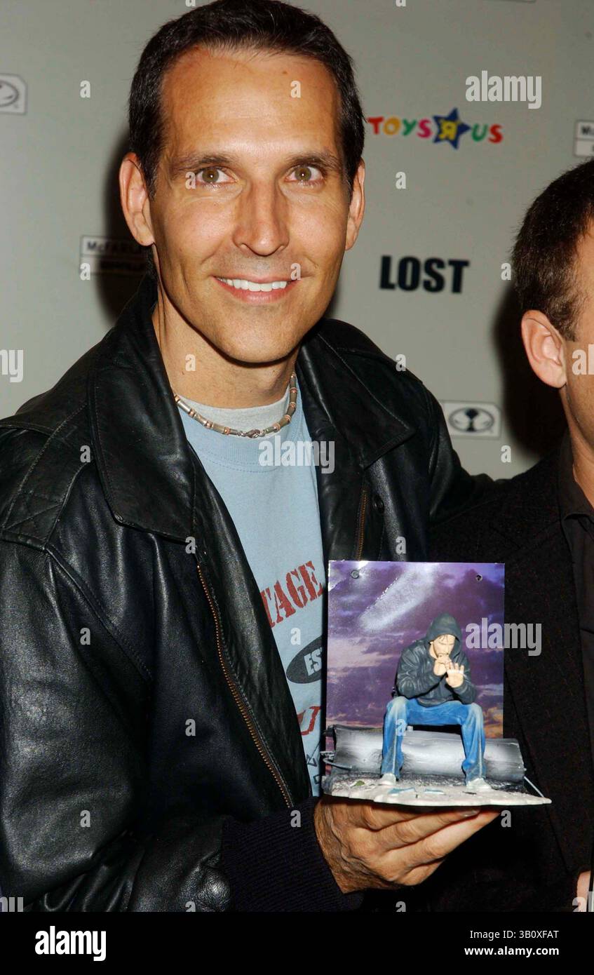 November 2006 - New York, New York, USA - I11353KBA.LAUNCH DER ACTIONFIGUREN '' LOST '' AUF DEM TOYS R US TIME SQUARE , NEW YORK New York 11-06-2006. - - TODD McFarlane(Bild: © Ken Babolocsay/Globe Photos/ZUMAPRESS.com) Stockfoto November 2006 - New York, New York, USA - I11353KBA.LAUNCH DER ACTIONFIGUREN '' LOST '' AUF DEM TOYS R US TIME SQUARE , NEW YORK New York 11-06-2006. - - TODD McFarlane(Bild: © Ken Babolocsay/Globe Photos/ZUMAPRESS.com) Stockfoto