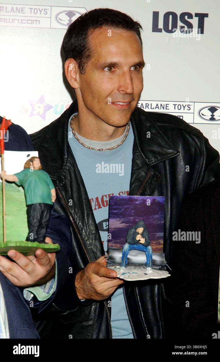 November 2006 - New York, New York, USA - I11353KBA.LAUNCH DER ACTIONFIGUREN '' LOST '' AUF DEM TOYS R US TIME SQUARE , NEW YORK New York 11-06-2006. - - TODD McFarlane(Bild: © Ken Babolocsay/Globe Photos/ZUMAPRESS.com) Stockfoto November 2006 - New York, New York, USA - I11353KBA.LAUNCH DER ACTIONFIGUREN '' LOST '' AUF DEM TOYS R US TIME SQUARE , NEW YORK New York 11-06-2006. - - TODD McFarlane(Bild: © Ken Babolocsay/Globe Photos/ZUMAPRESS.com) Stockfoto