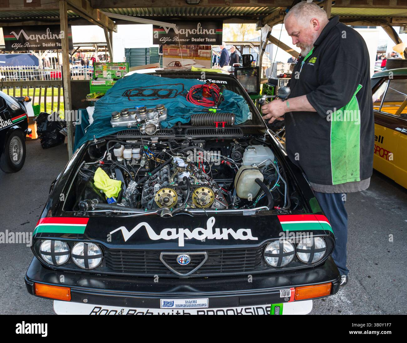 Motorenarbeiten an einem Alfa Romeo GTV6 im Fahrerlager bei der Mitgliederversammlung 82, Goodwood Motor Circuit, West Sussex UK Stockfoto