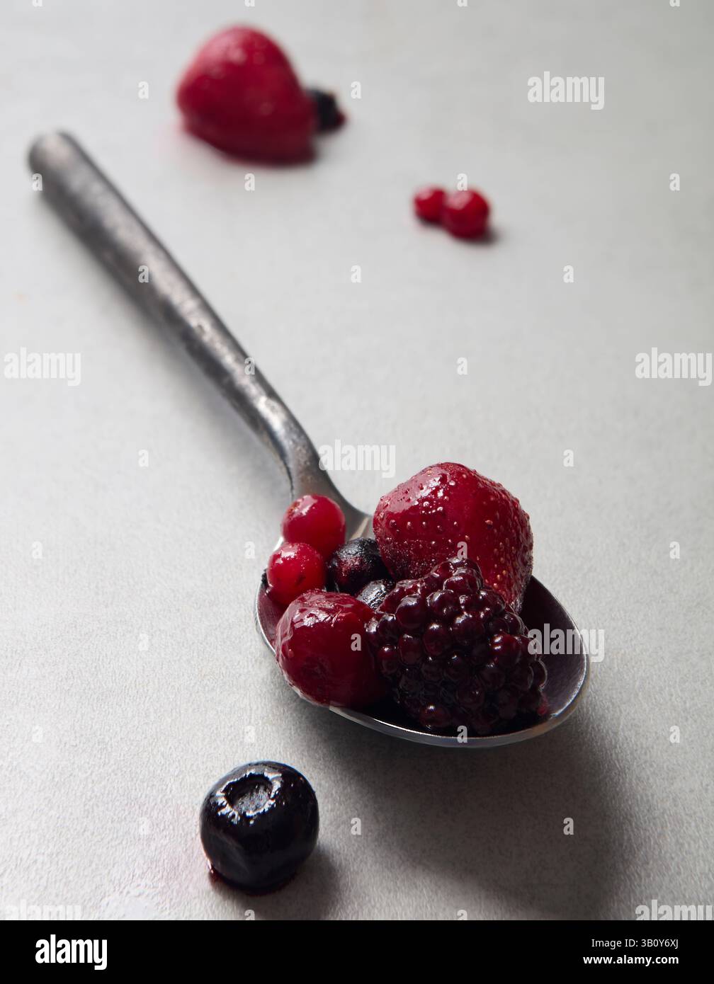 „Frischer Löffel gemischte Beeren“ Stockfoto