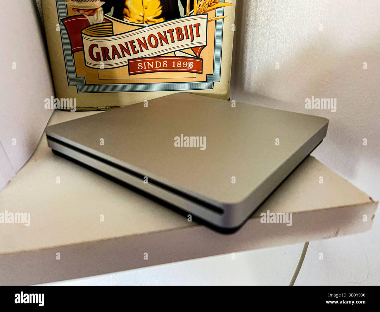 Fernbedienung, USB-CD-ROM-Player. Remote-USB-CD-Rom-Player und CD-ROM-Brenner sind im Studio-Regal inaktiv. Tilburg, Niederlande. Tilburg Studio Tuinstraat Noord-Brabant Nederland Copyright: XGuidoxKoppesxPhotox Stockfoto